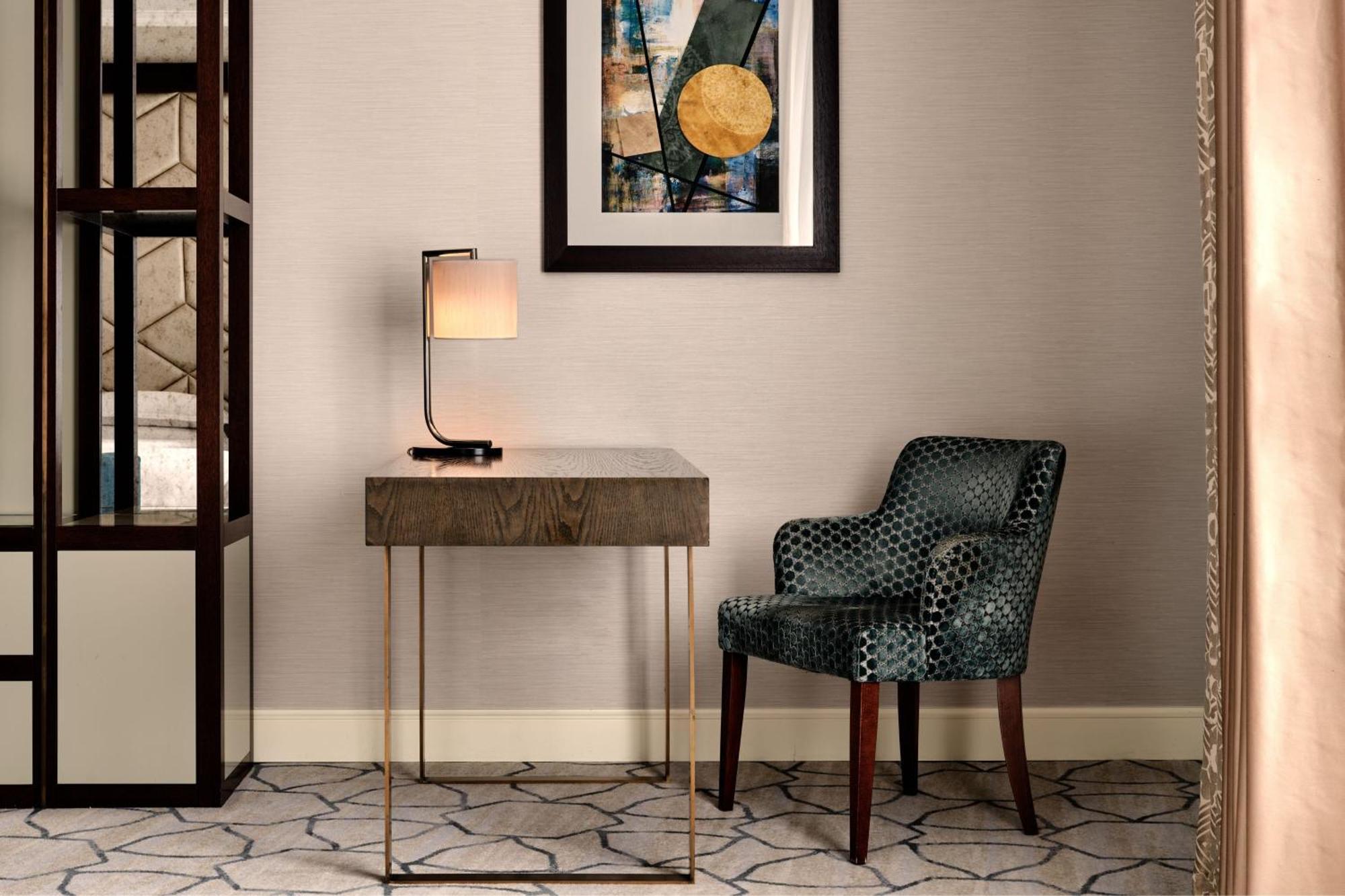 Apartament typu Junior Suite z 1 sypialnią, łóżkiem typu king-size i wstępem do salonu klubowego