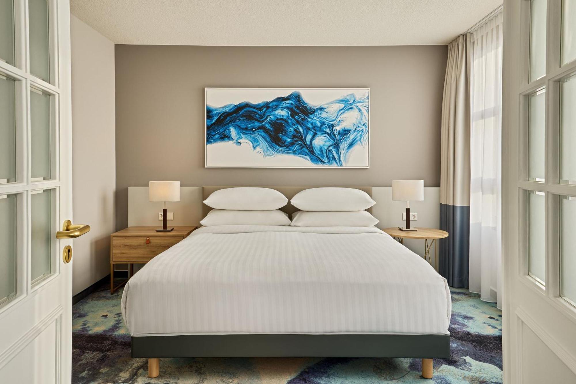 Apartament typu Junior Suite z łóżkiem typu king-size i rozkładaną sofą – dostęp do salonu