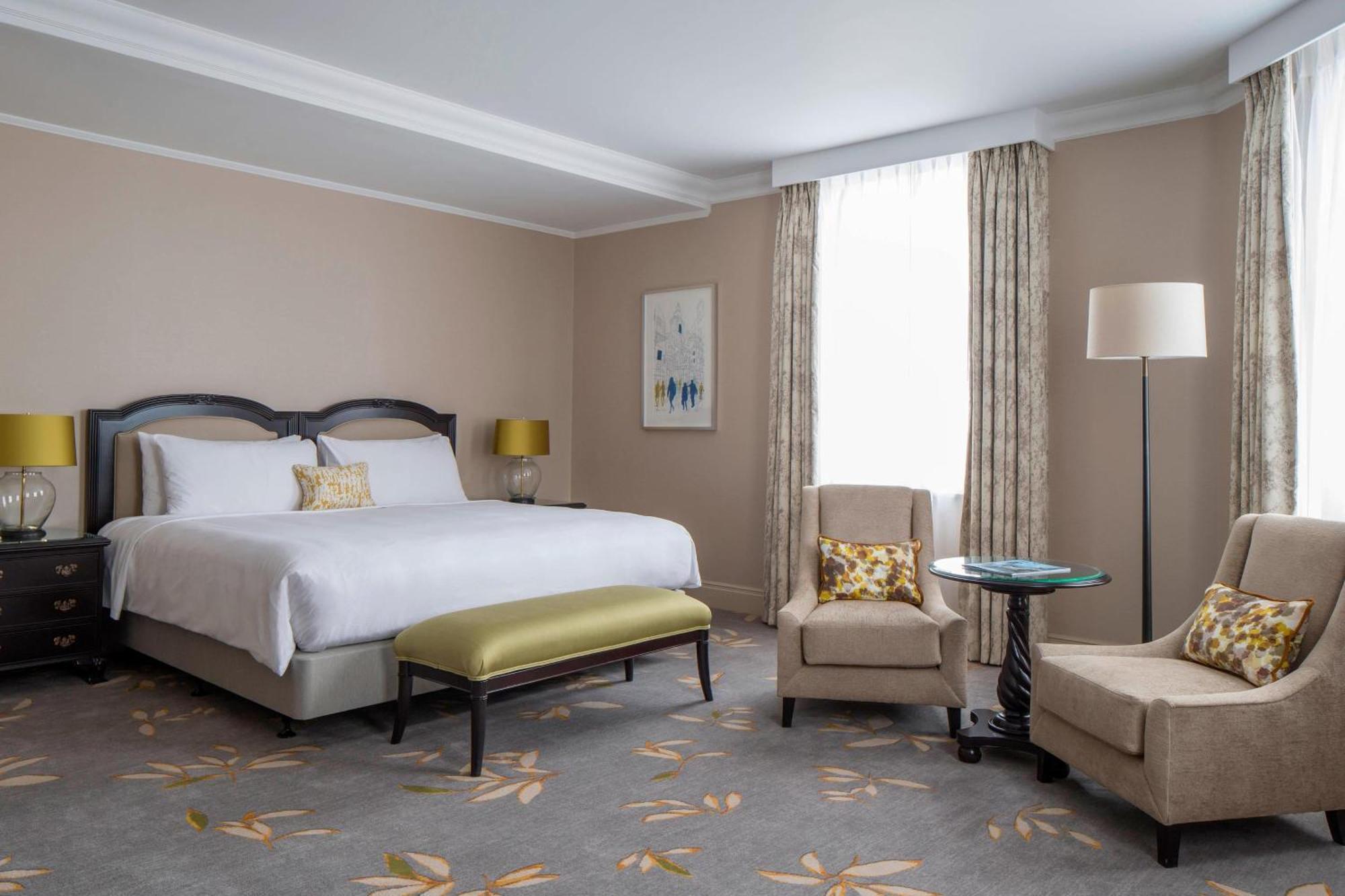 Pokój typu Executive z łóżkiem typu king-size i dostępem do salonu Executive Lounge