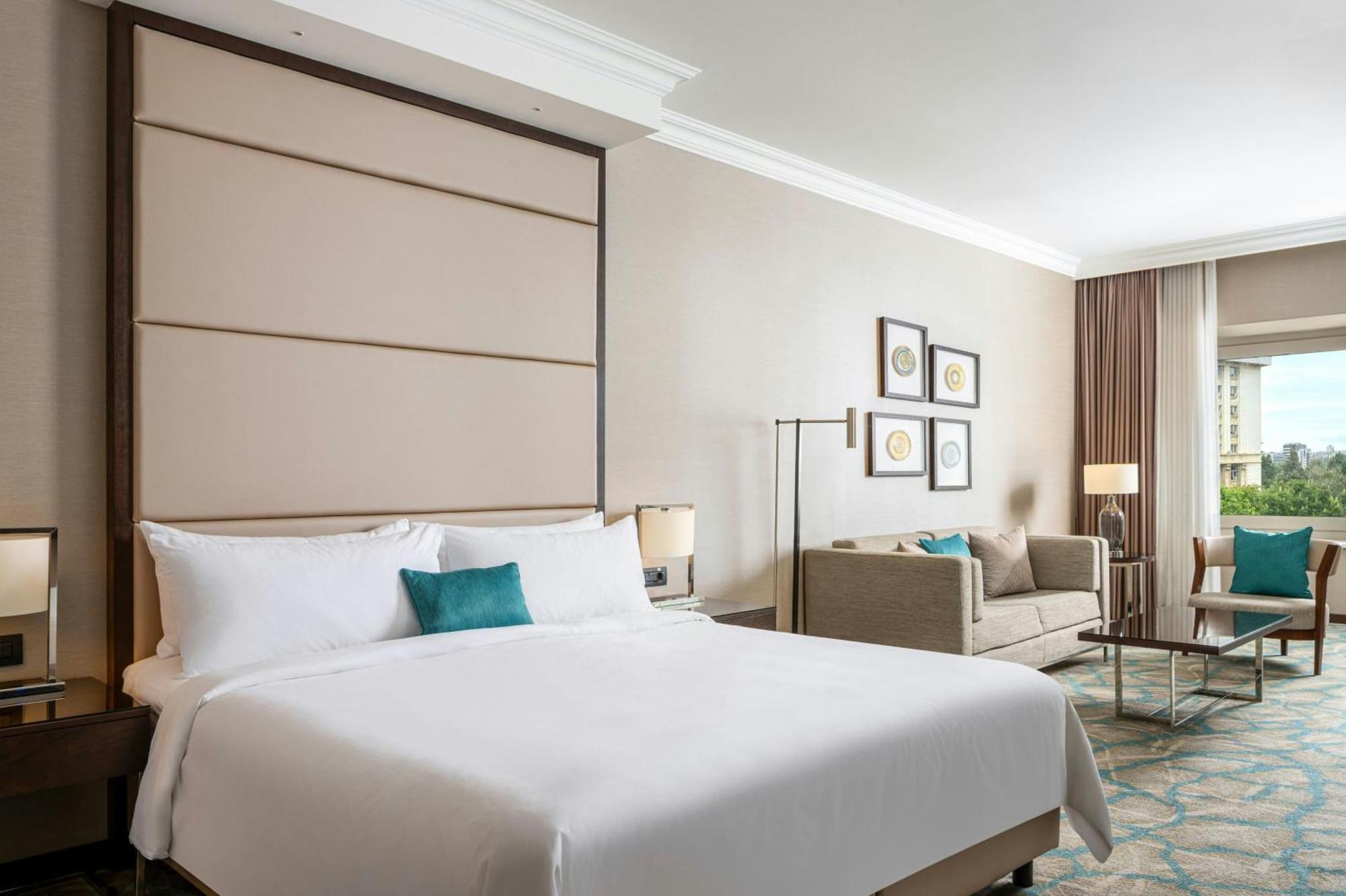 Grand Executive One King Bed Access Executive Lounge
