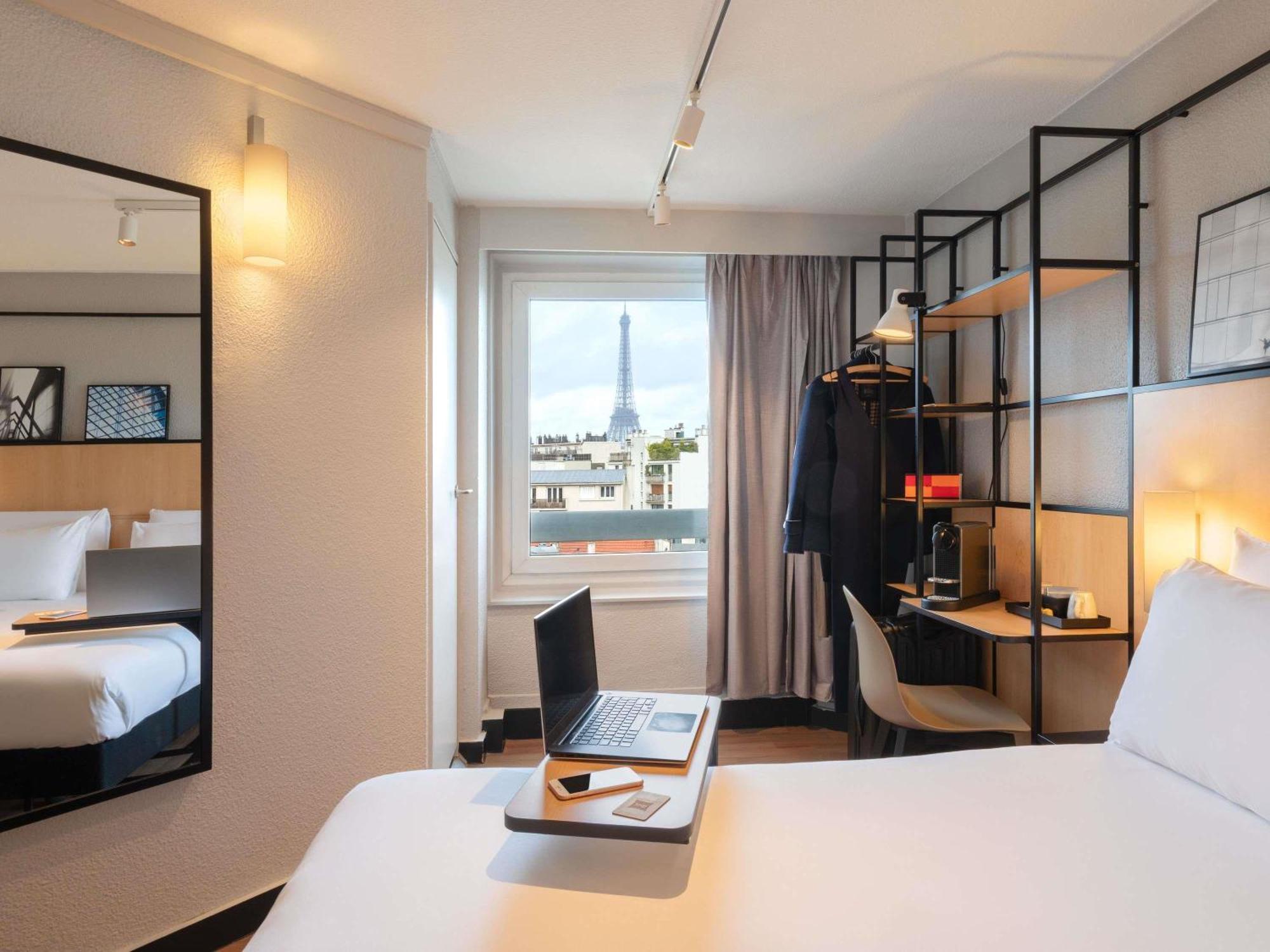 Comfort Room Eiffel Tower View