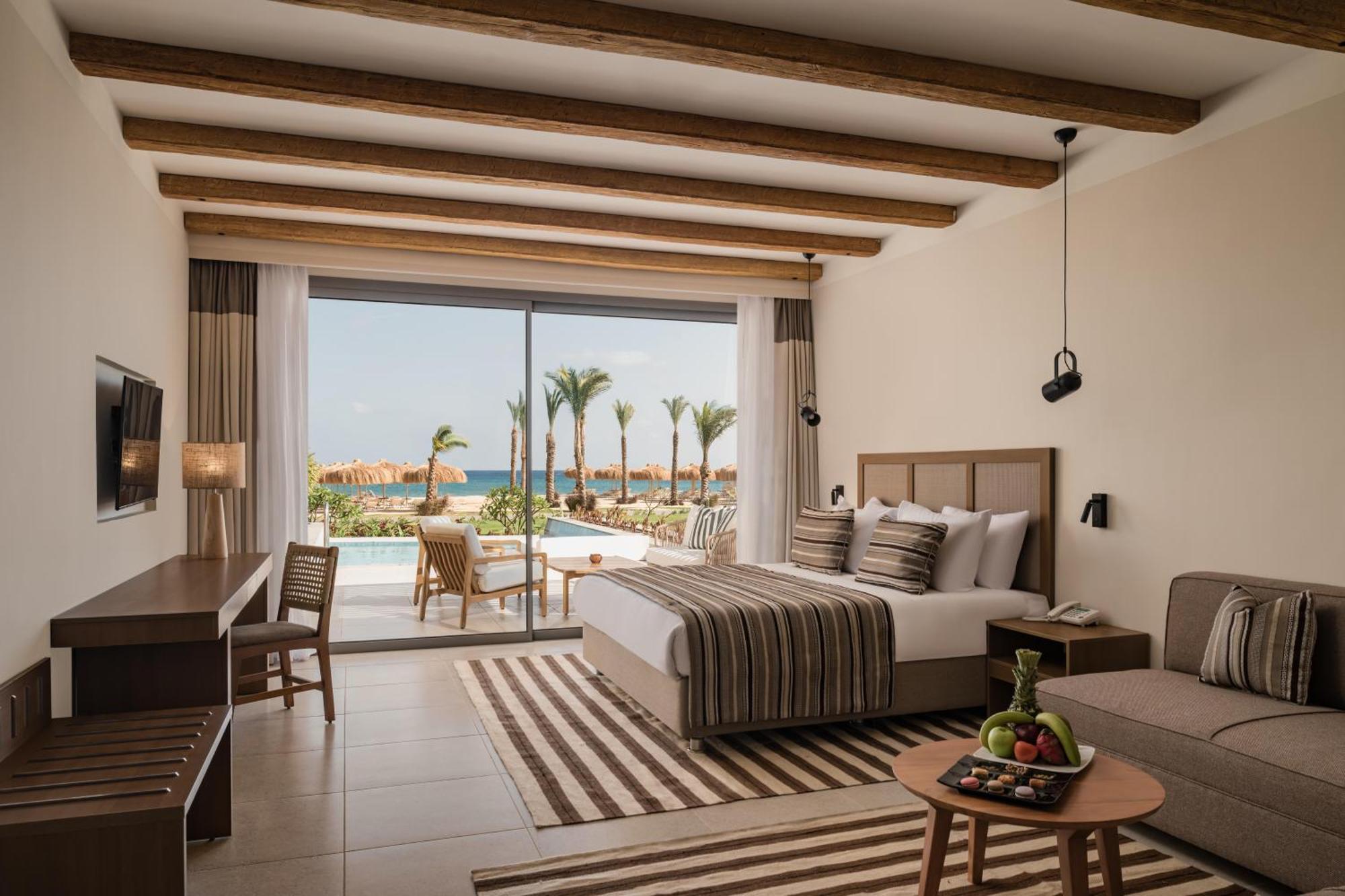 Executive Suite Queen Bed Sea View Swim Up