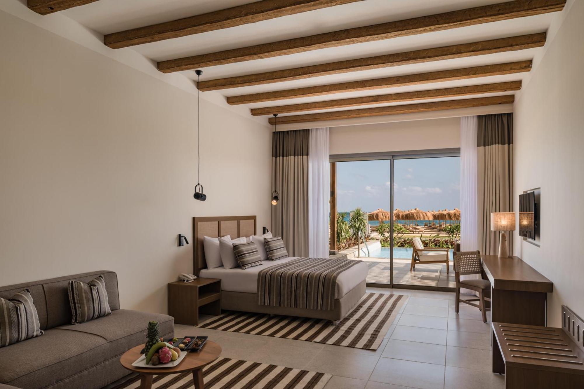 Executive Suite Queen Bed Sea View Swim Up