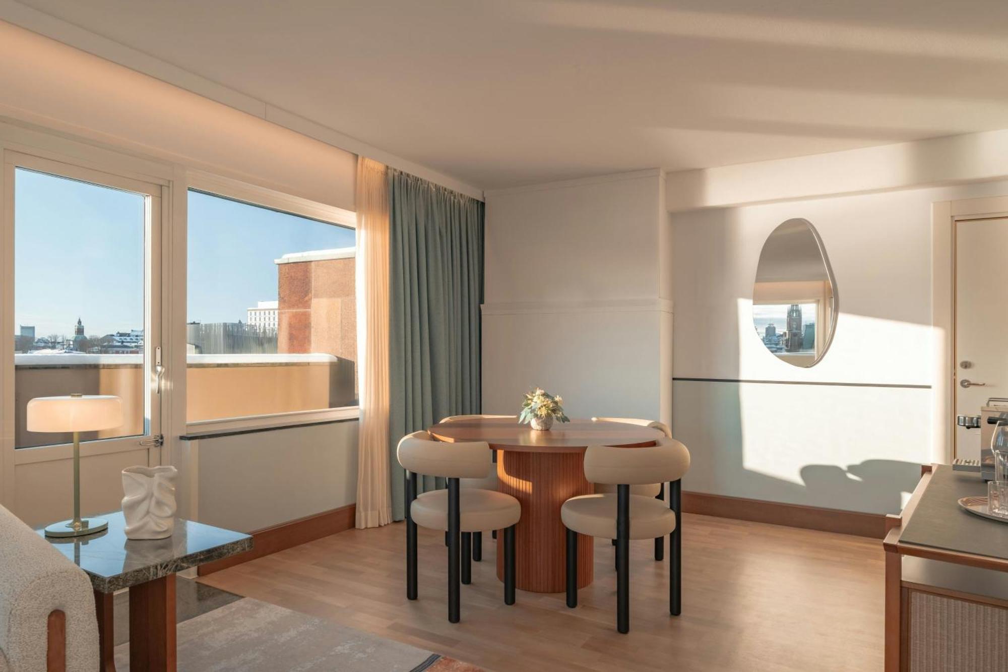 Panoramic One-Bedroom Suite Lake View