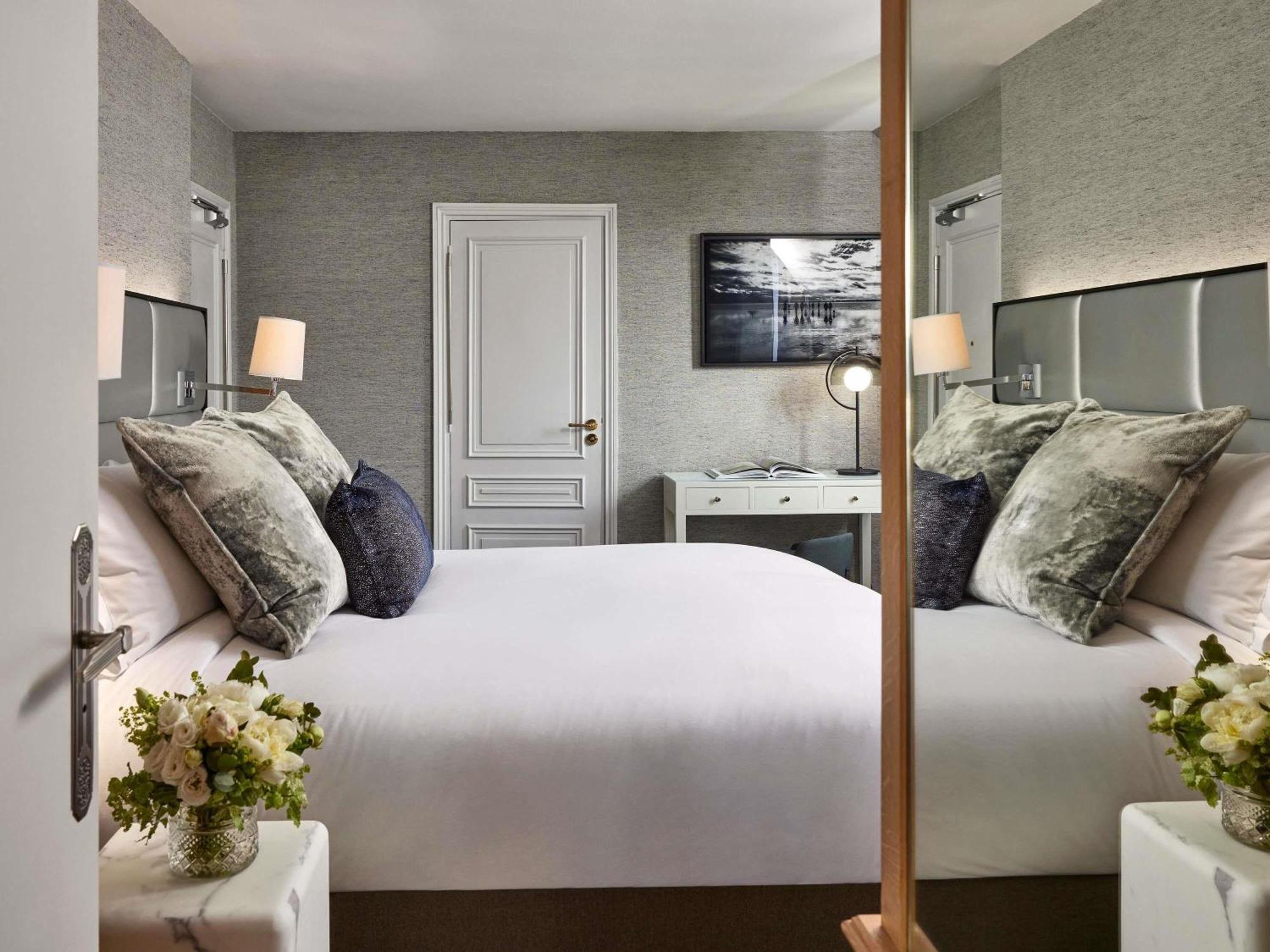 Two-Bedroom Eiffel Family Suite One King Bed One Queen Bed Eiffel Tower View