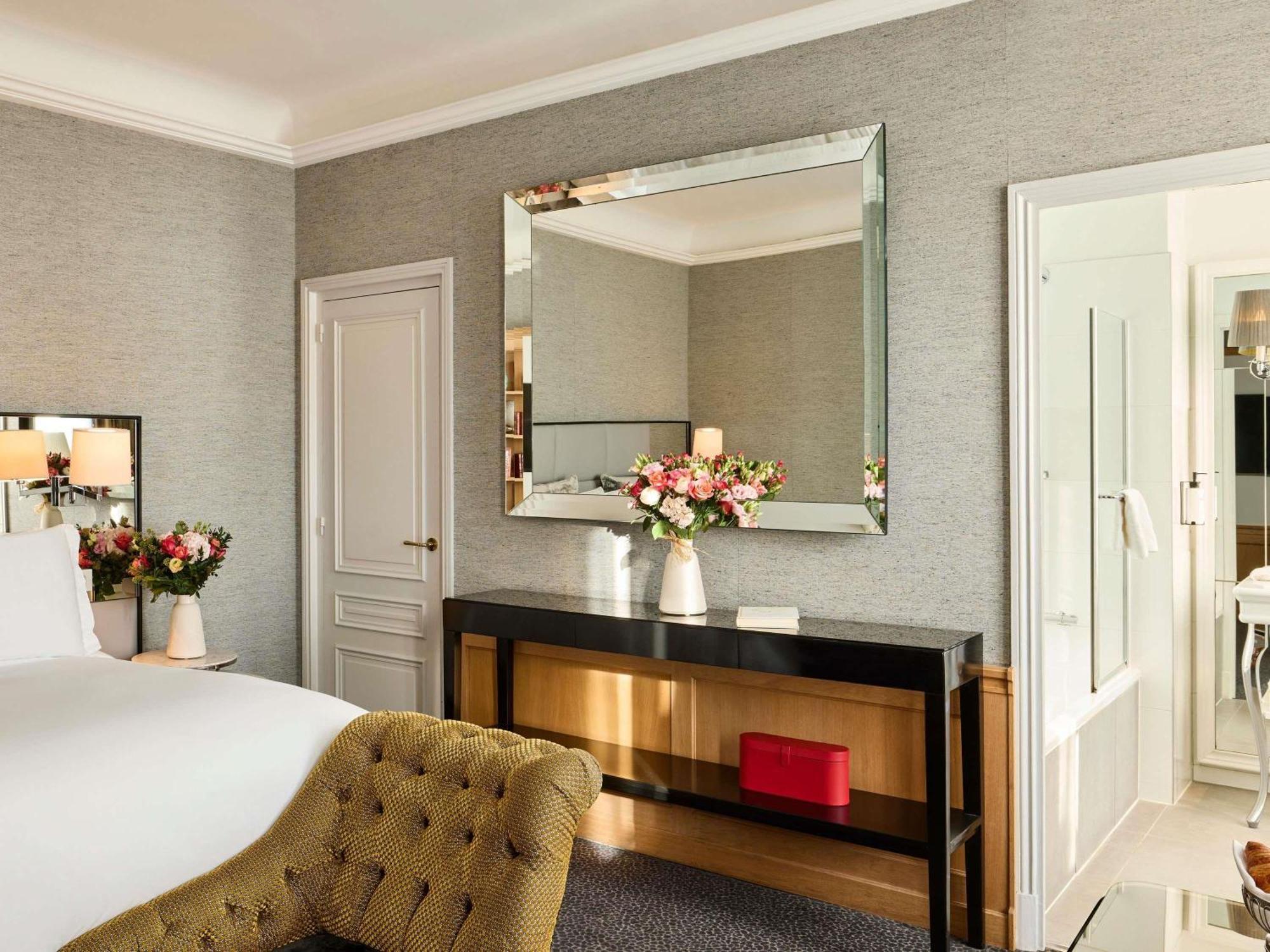Luxury Junior King Suite Balcony Eiffel Tower View