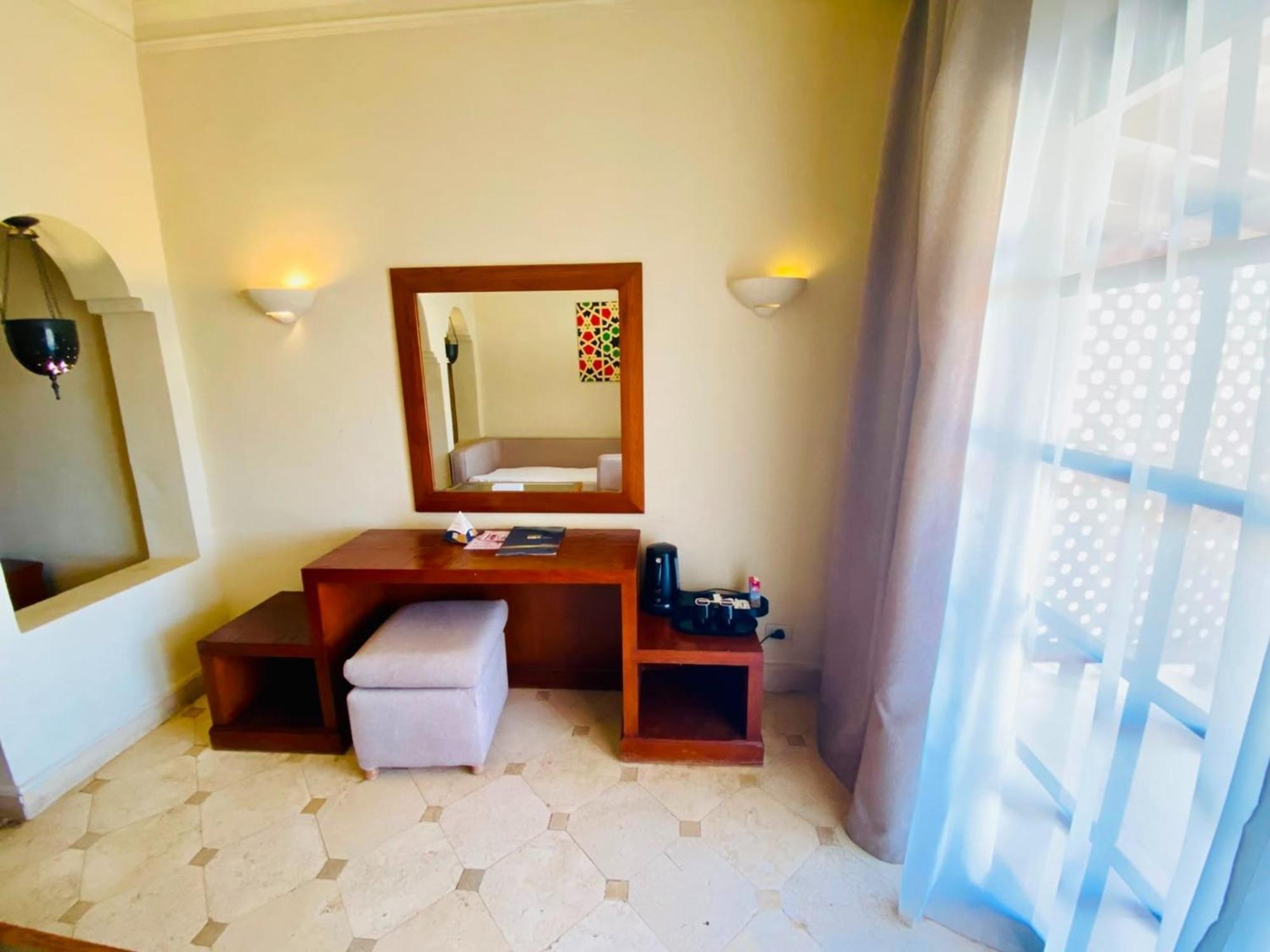 Junior Suite Direct Pool Access