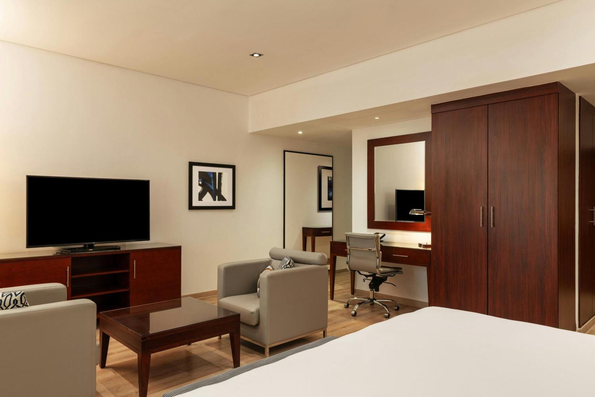 Family Connecting Deluxe Room Partial Sea View 1 King 2 Twin