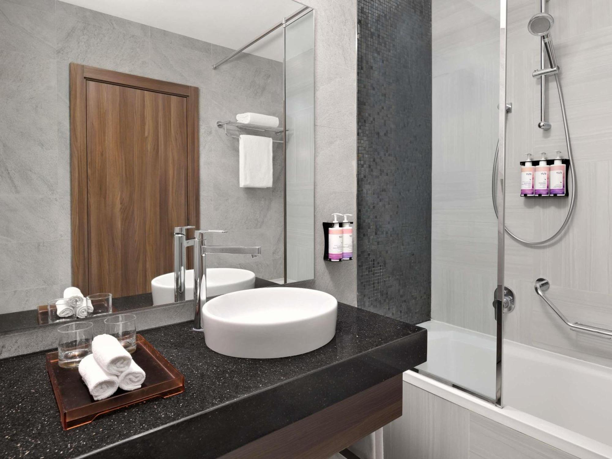 One-Bedroom Apartment Burj Khalifa view