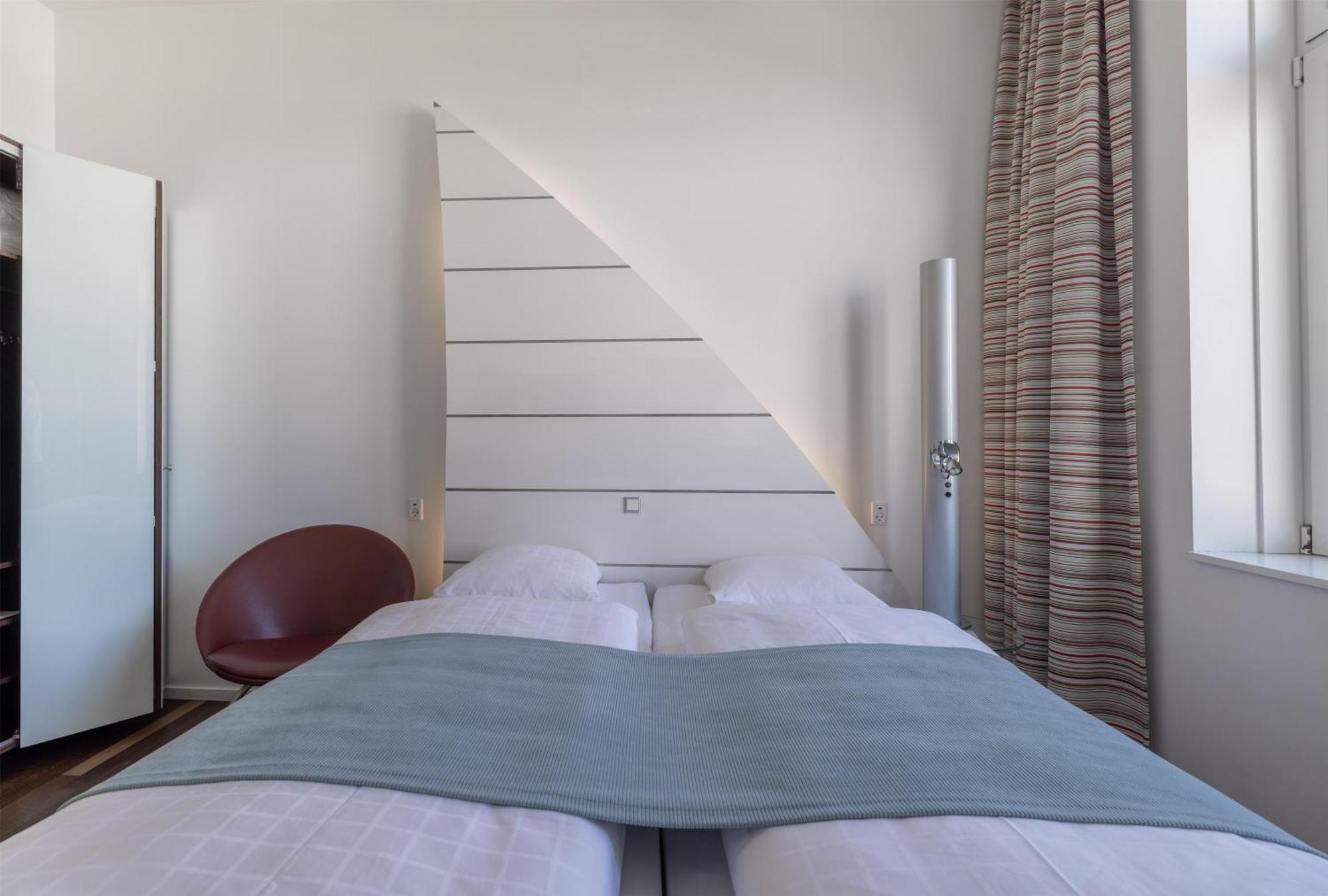 Side-by-side – 2 rooms next to each other