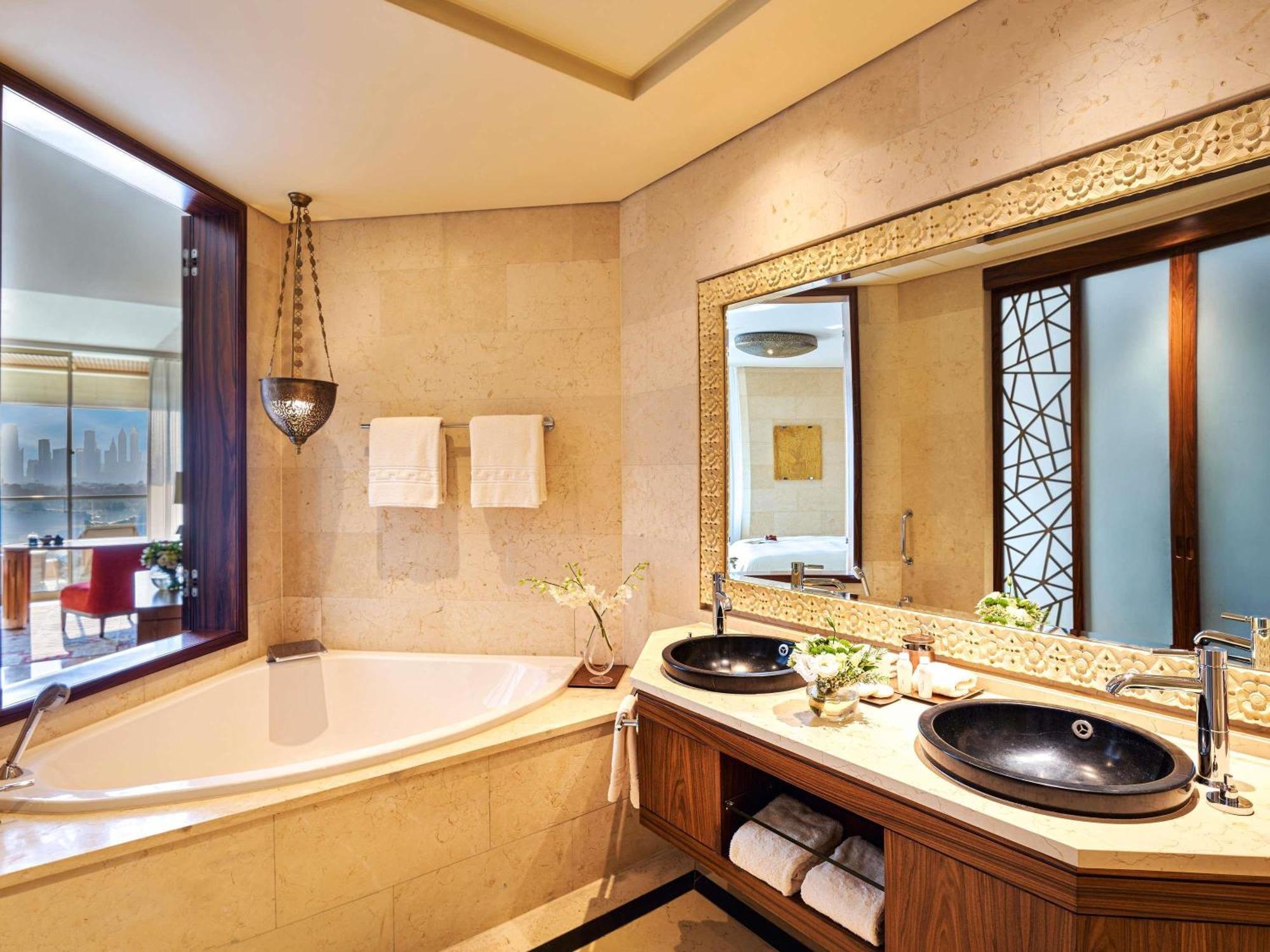 Landmark Suite Terrace Skyline View & Club Lounge Access including Daily Evening Drinks & Canapes