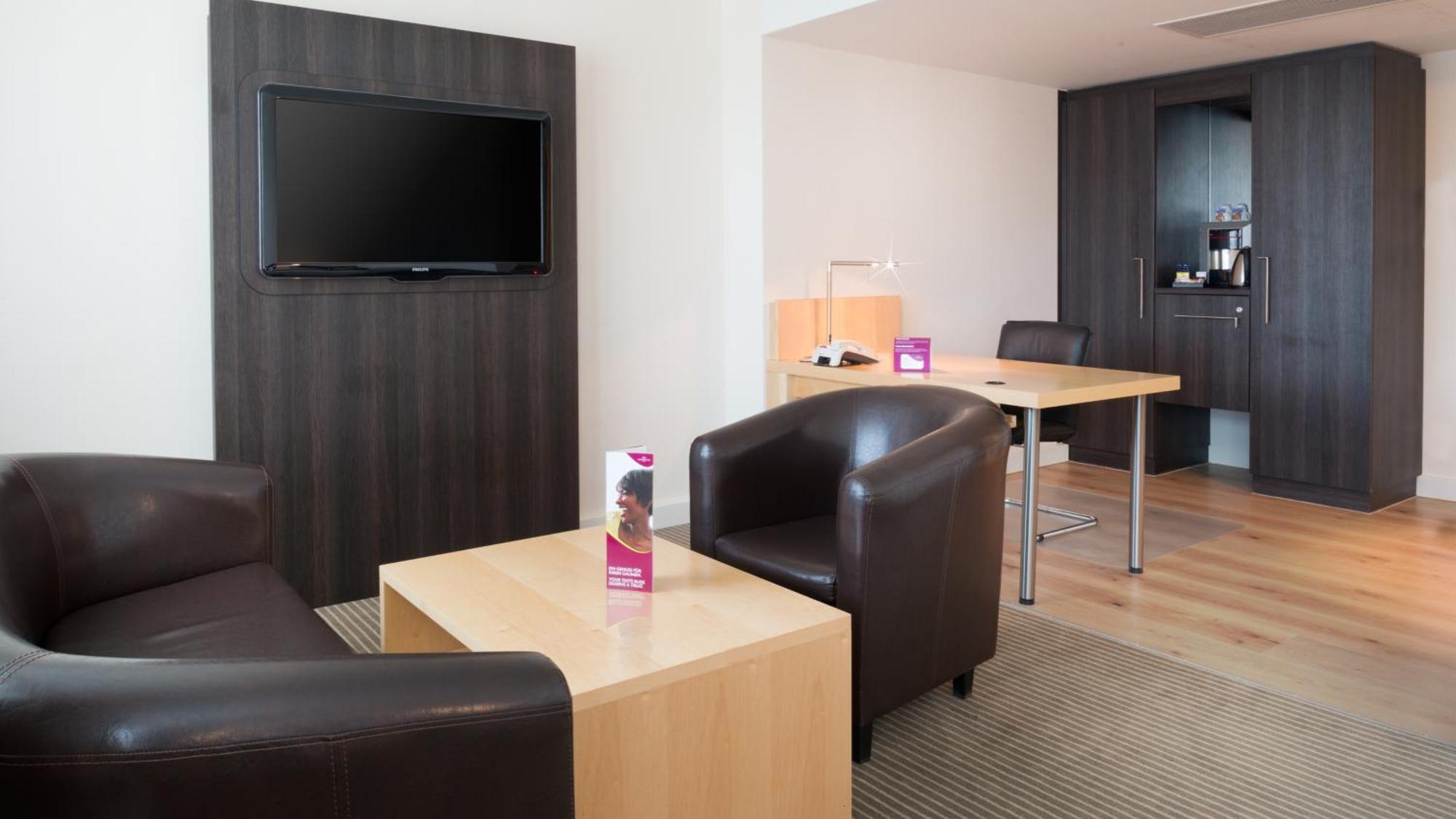 Junior Queen Suite Lounge