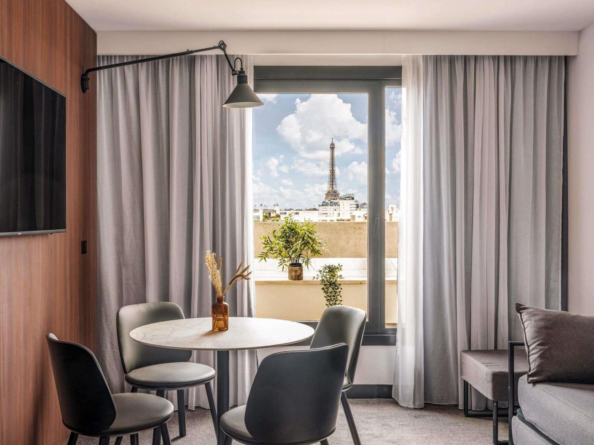 Superior Suite One Double Bed View of Eiffel To wer