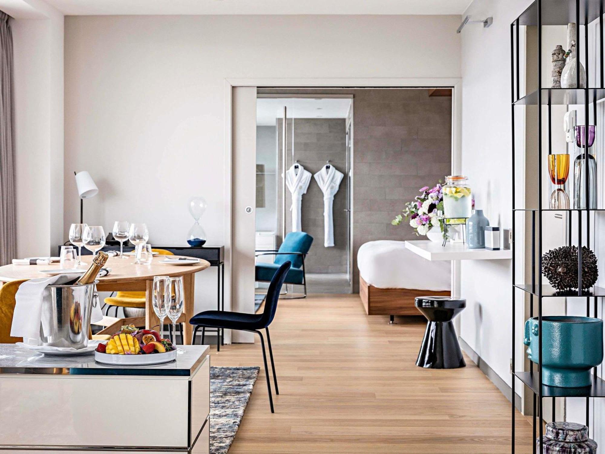 PENTHOUSE EIFFEL One King Bed View Top floor