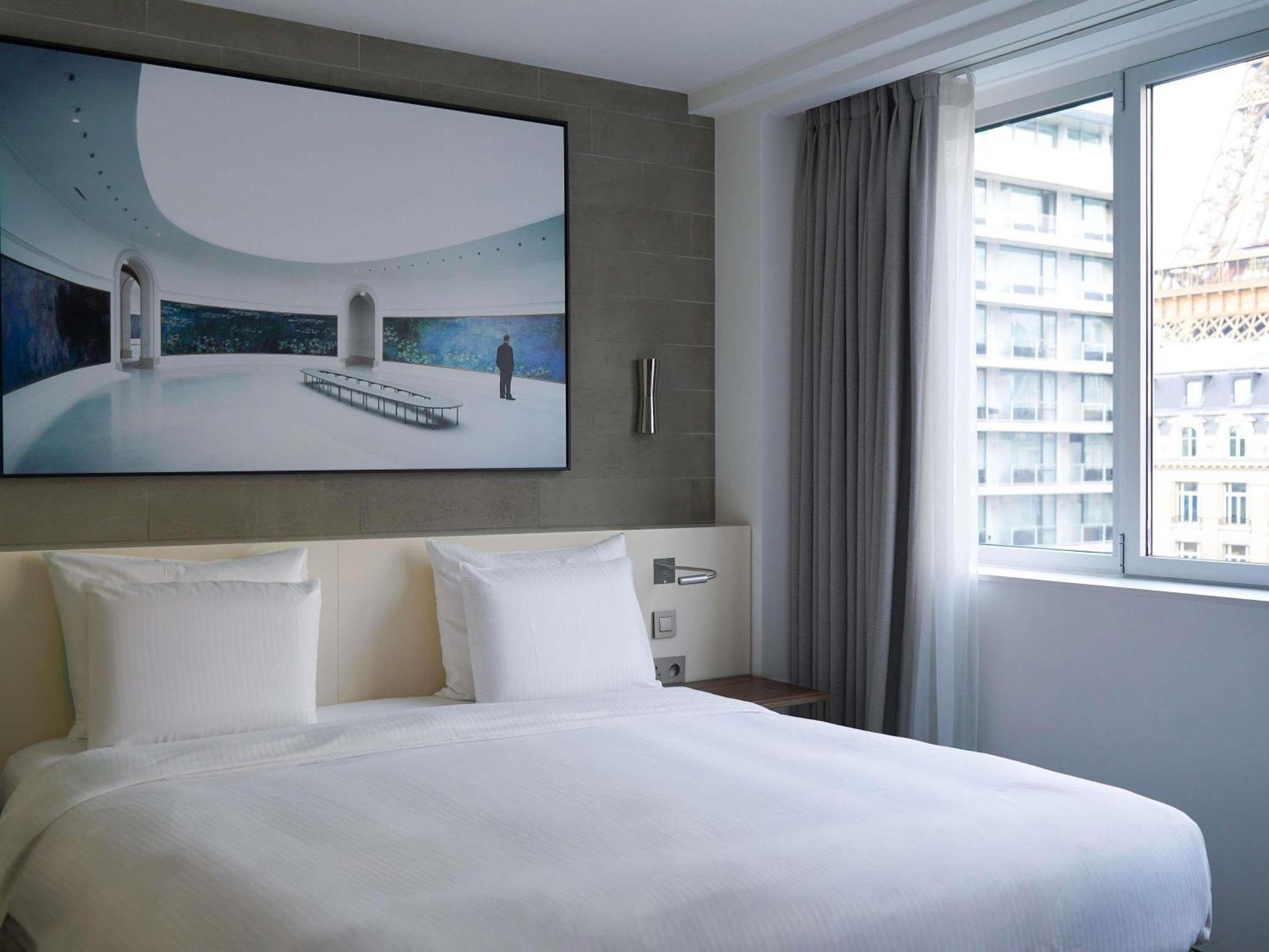 Junior King Suite Sofa Bed Eiffel Tower View