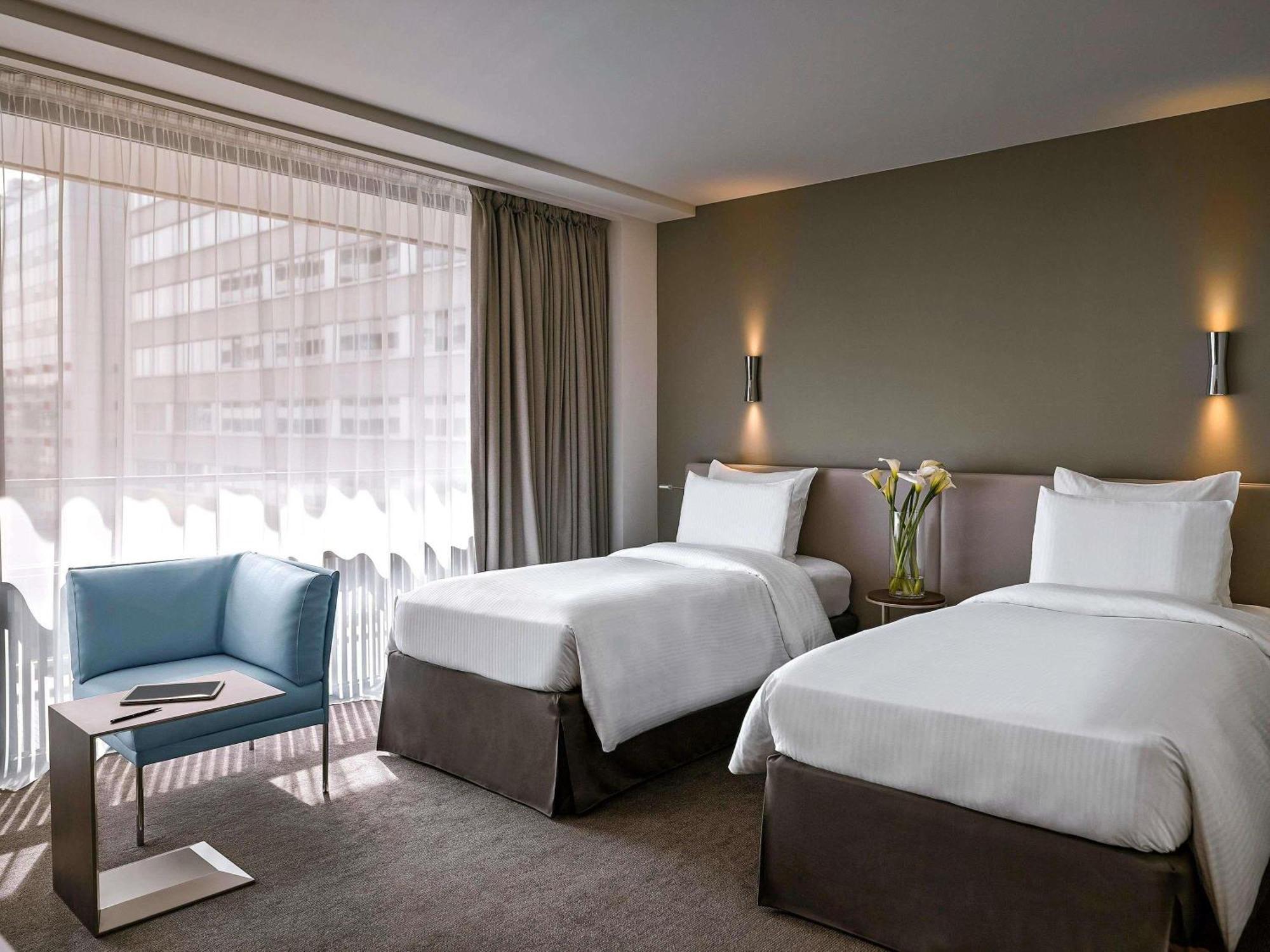 Deluxe Twin Room high floor Sofa Balcony Eiffel Tower View