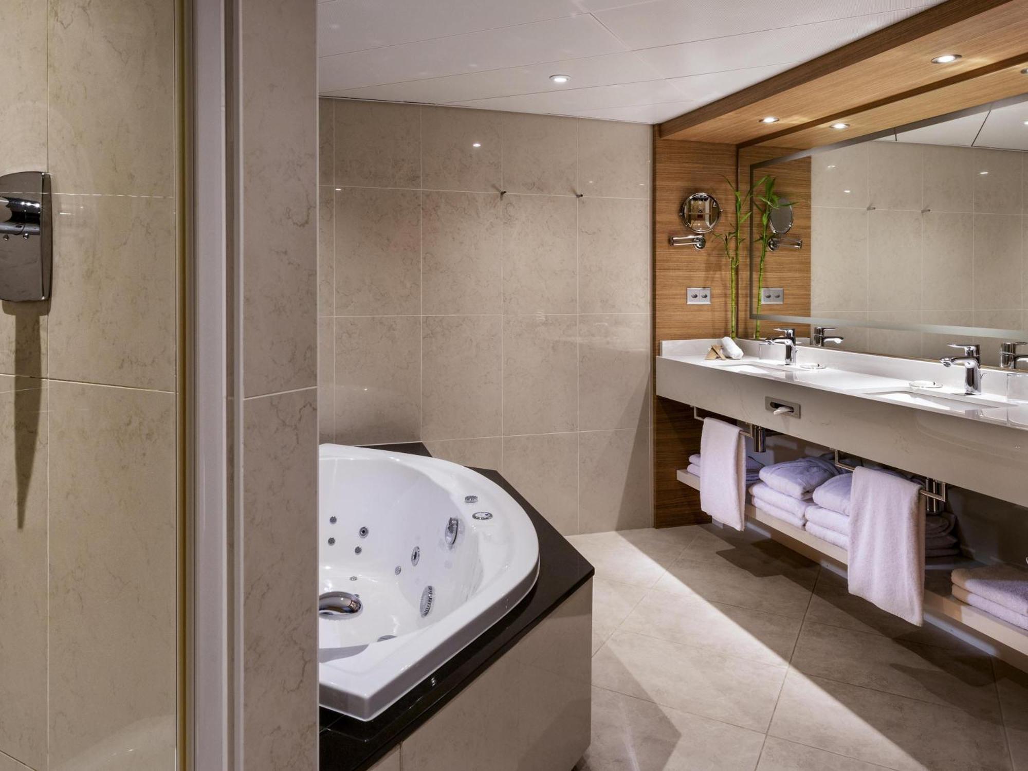 Duplex King Suite Lake View