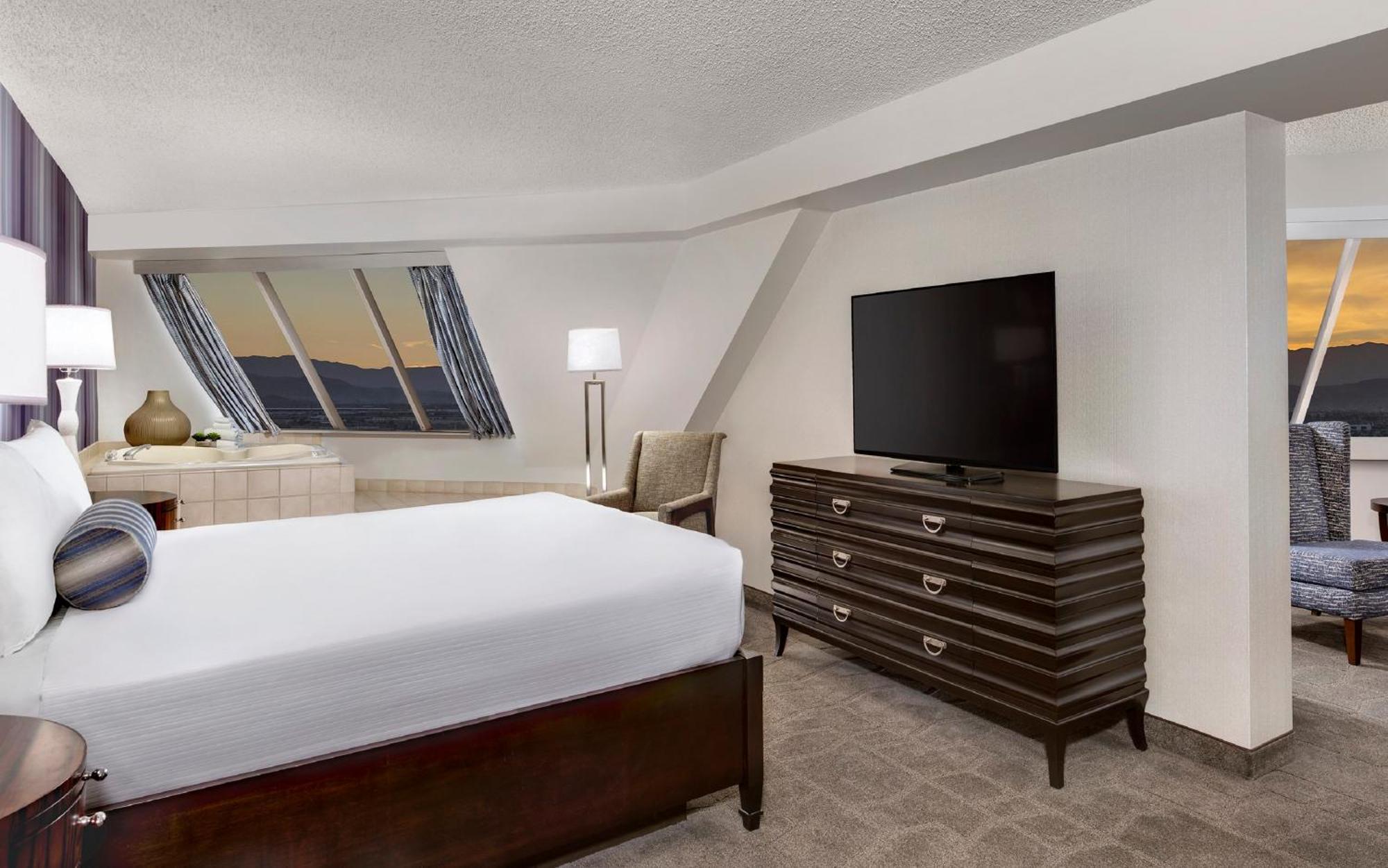 Narożny apartament typu Pyramid Suite z łóżkiem typu king-size