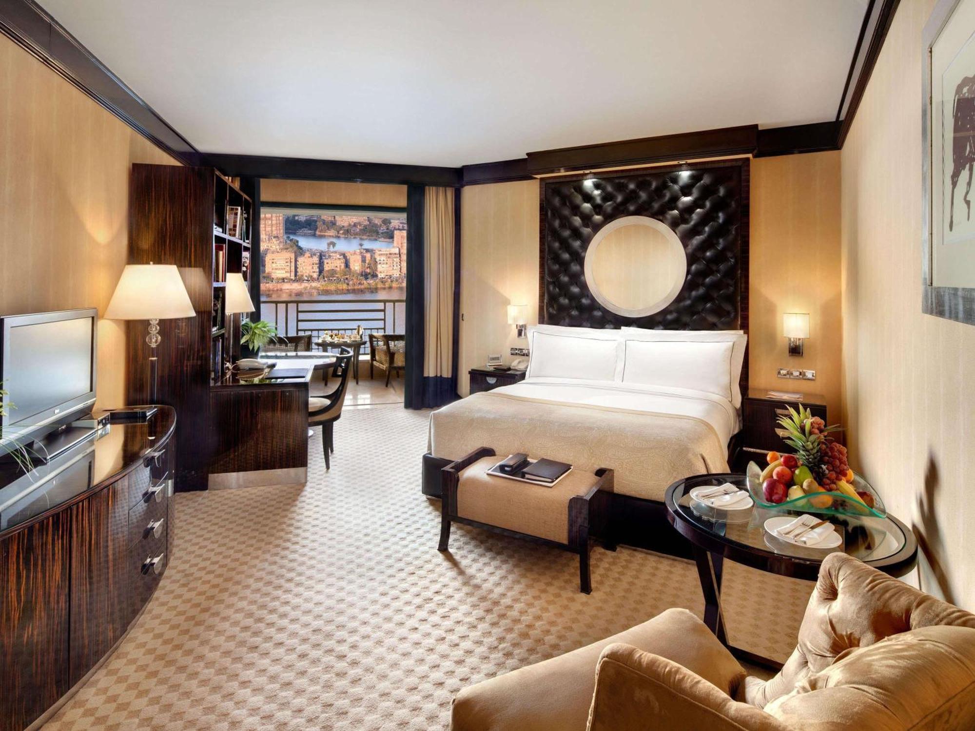 Fairmont Gold Signature Room Lounge access