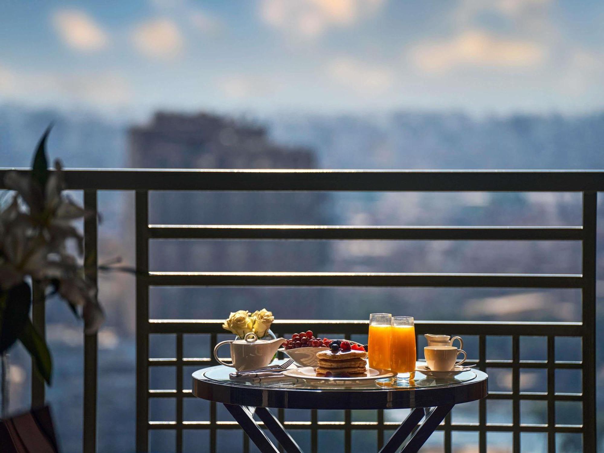 Fairmont Gold Signature Room Lounge access