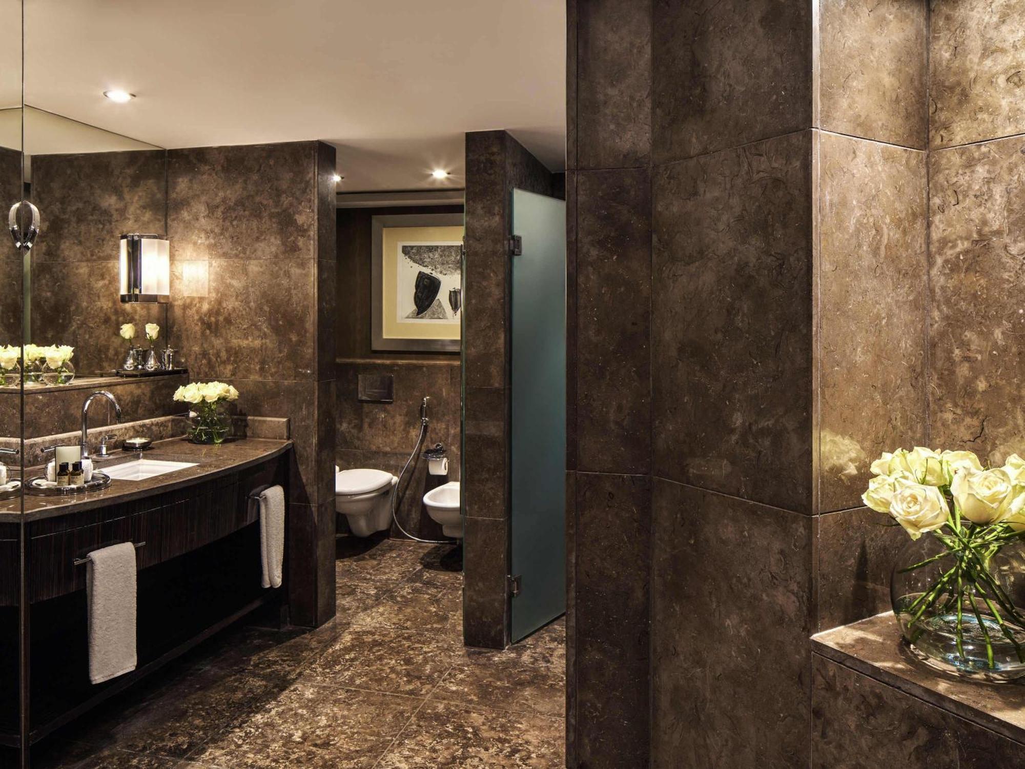 Fairmont Gold Signature Room Lounge access