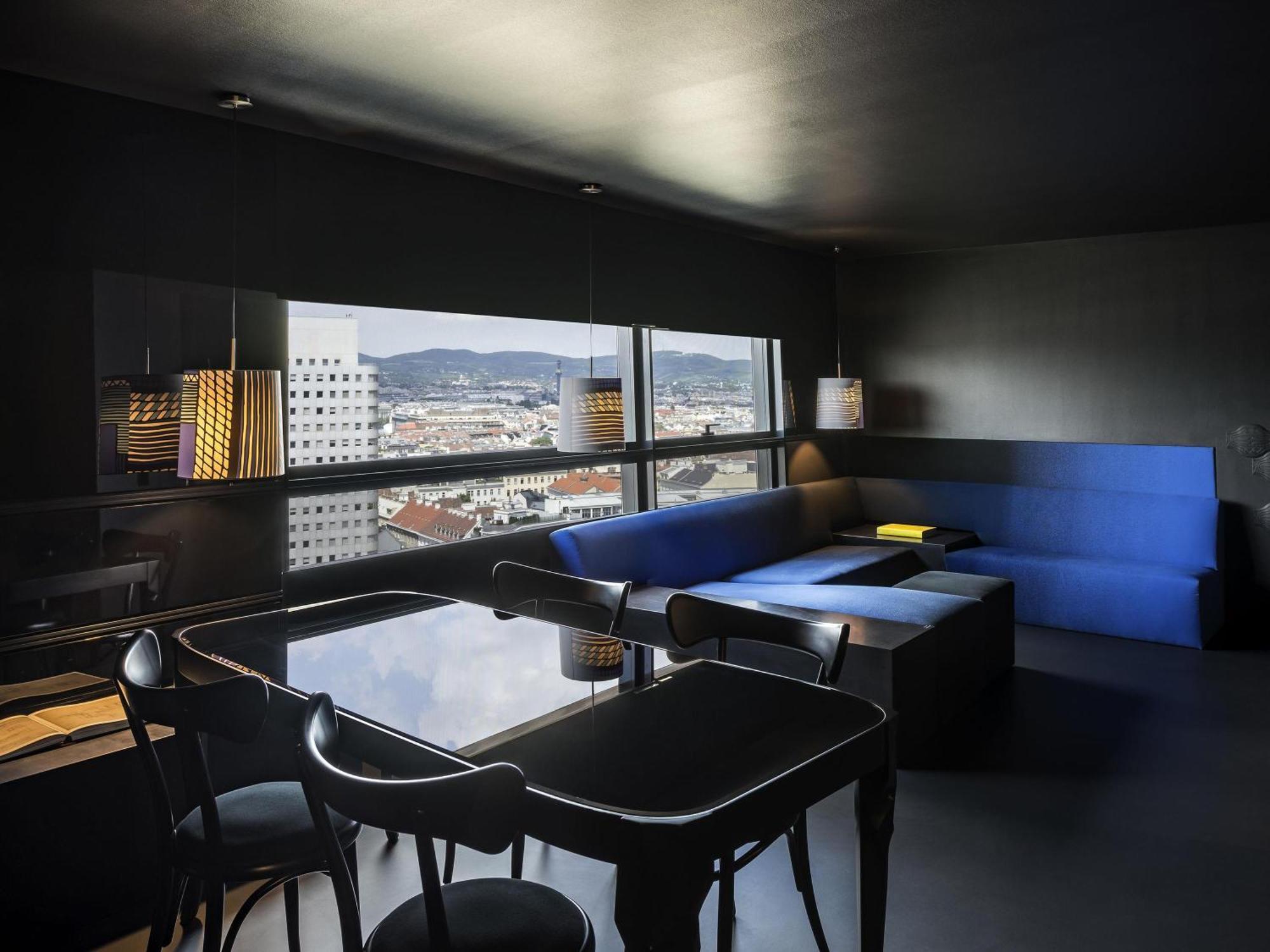 Black Deluxe King Suite Danube Canal View