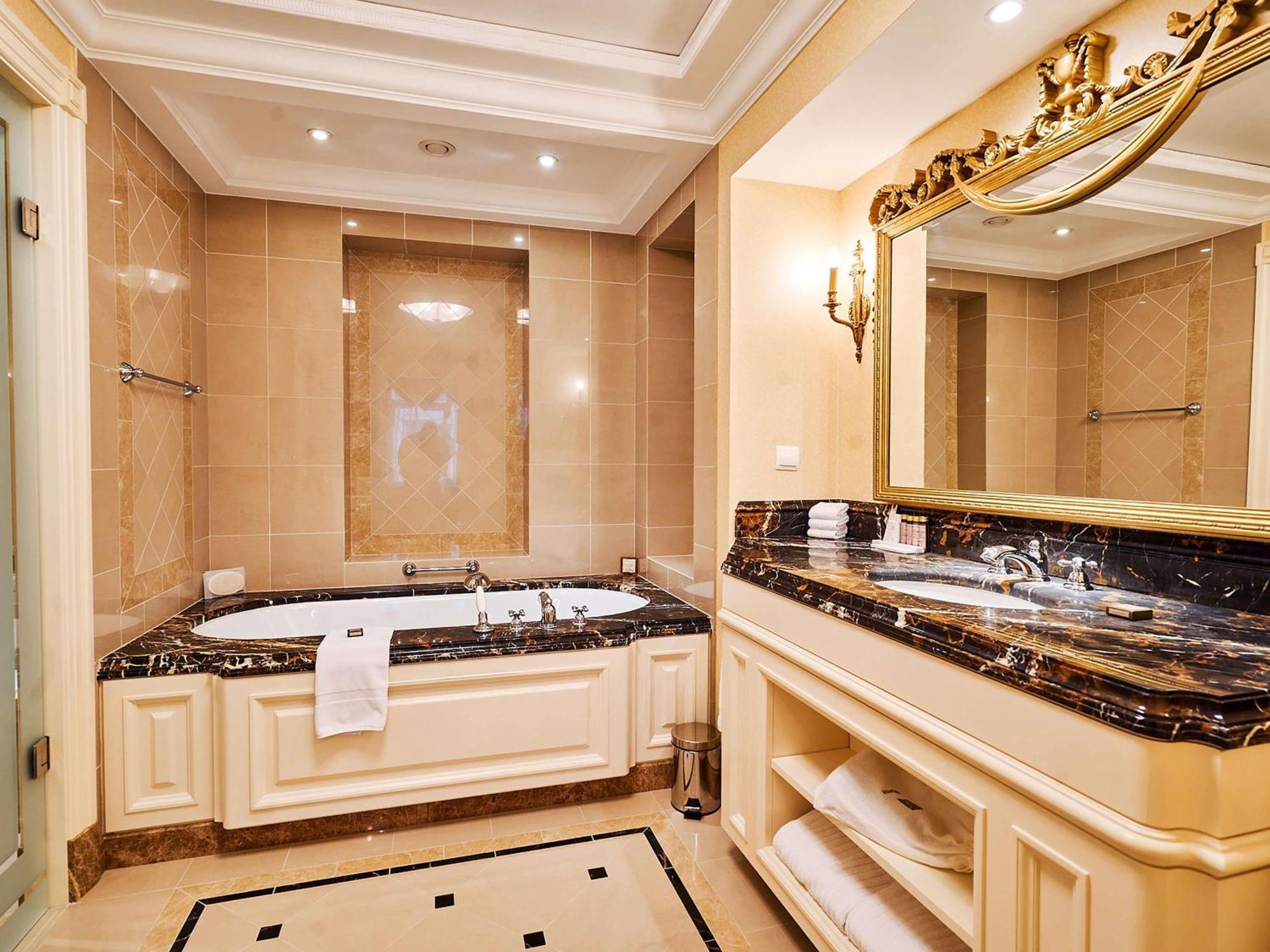 One Bedroom King Suite City View