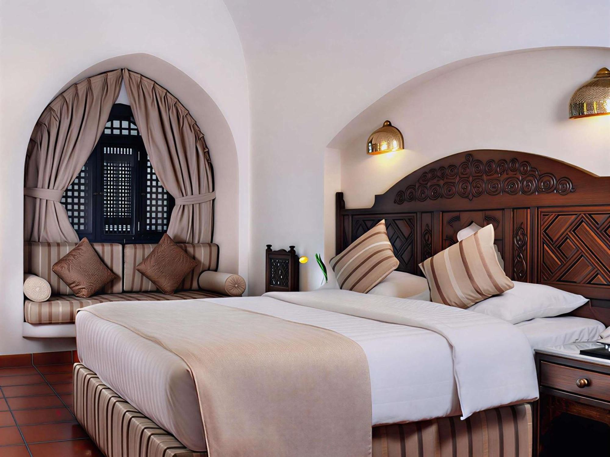 Classic Queen Room Partial Sea View