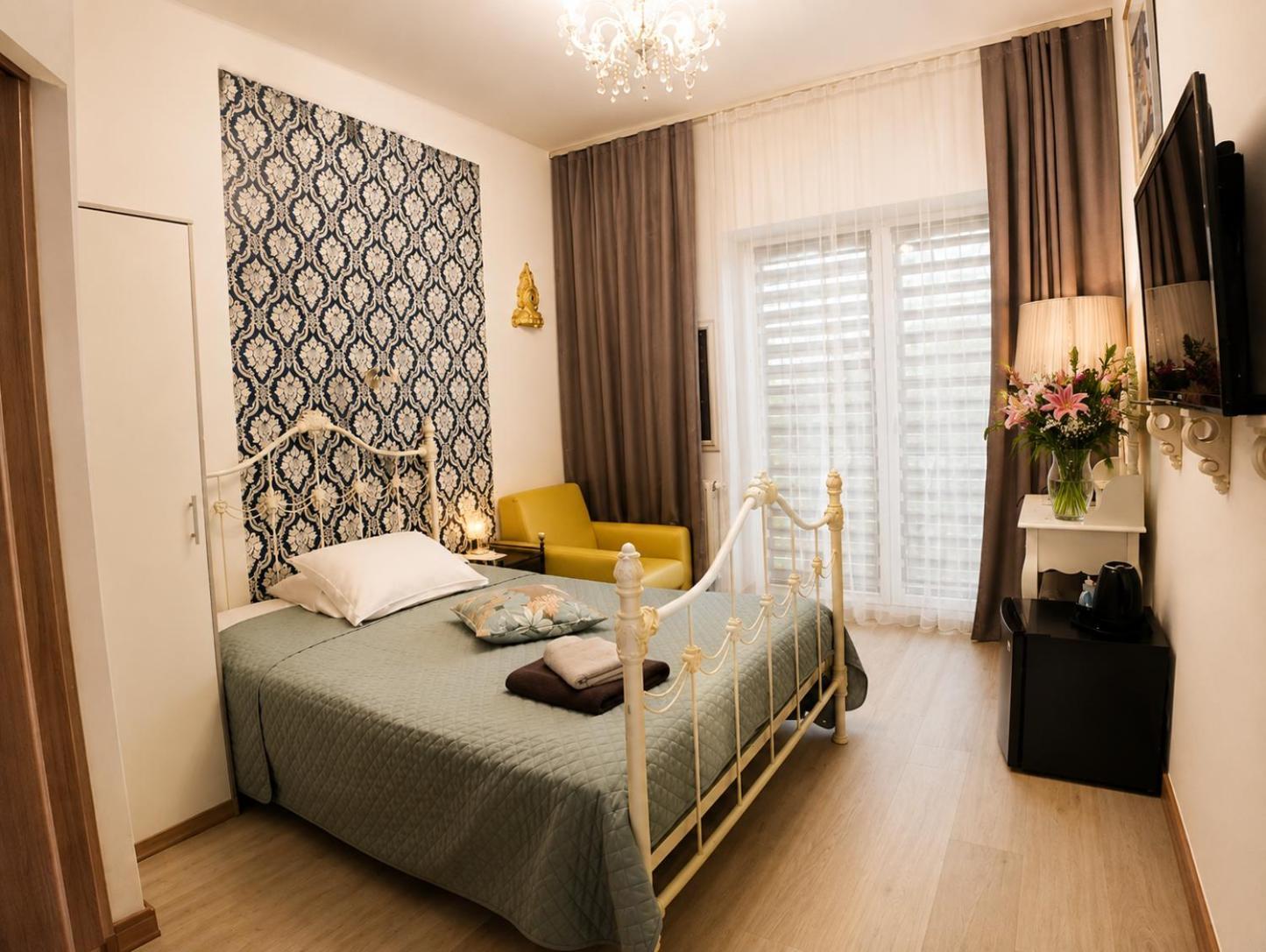 Pokój z łóżkiem typu queen-size i balkonem