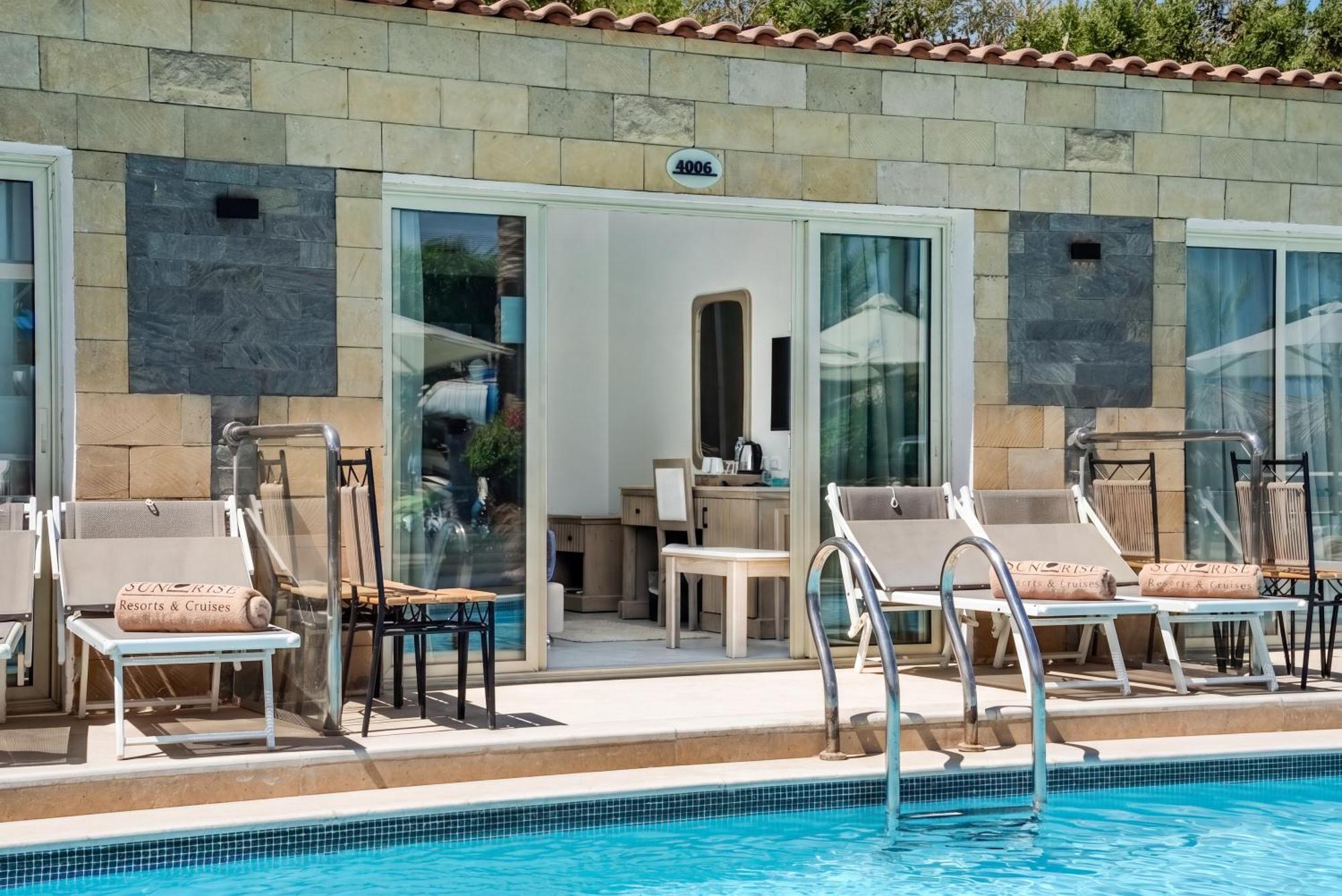 Swim Up Room Adults Only