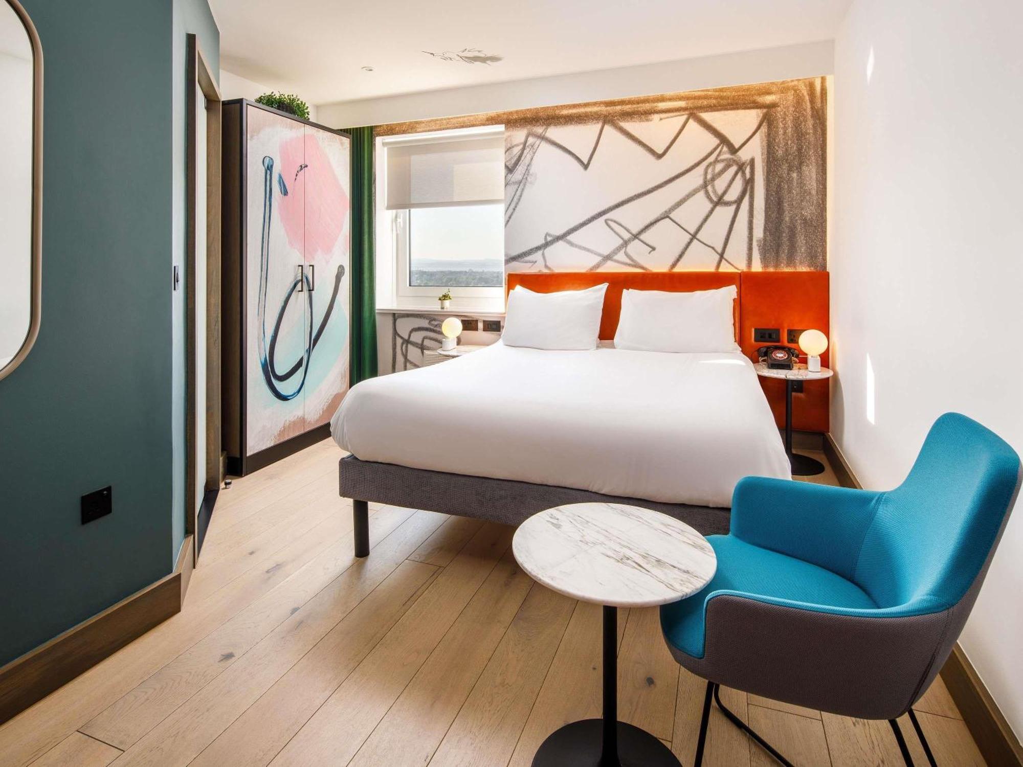 Apartament typu Junior Suite z łóżkiem podwójnym i balkonem