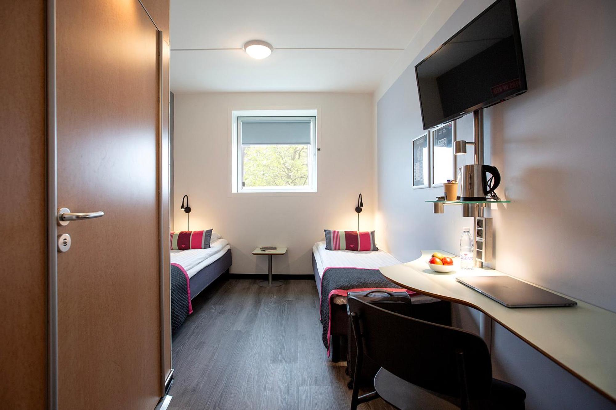 Commodore Room Twin Beds