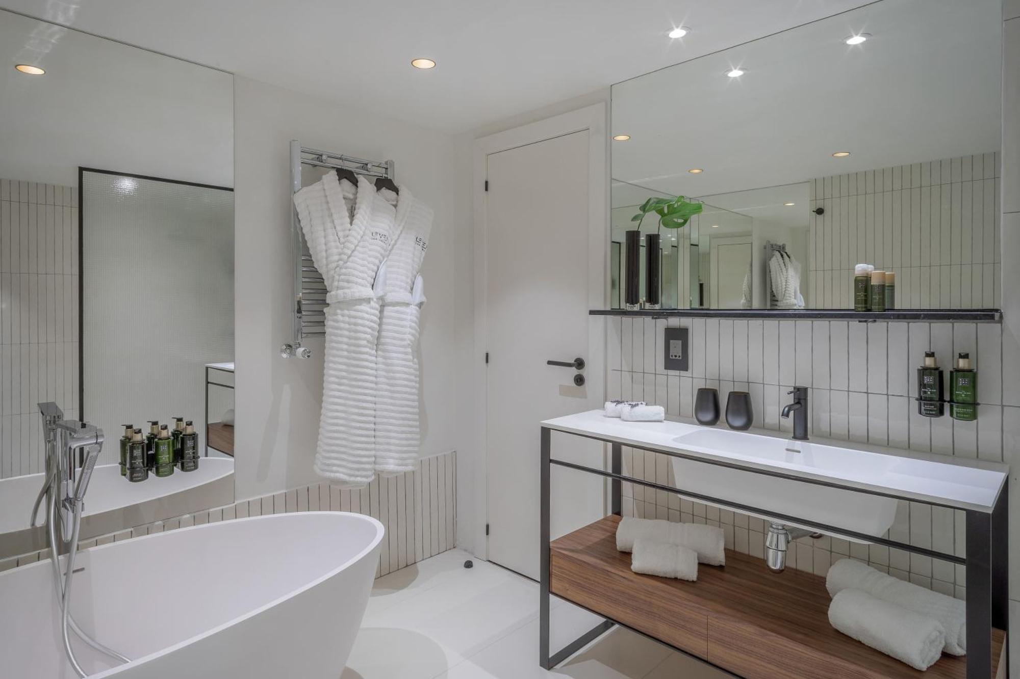 Apartament The Level Suite z 2 sypialniami i dostępem do salonu executive lounge