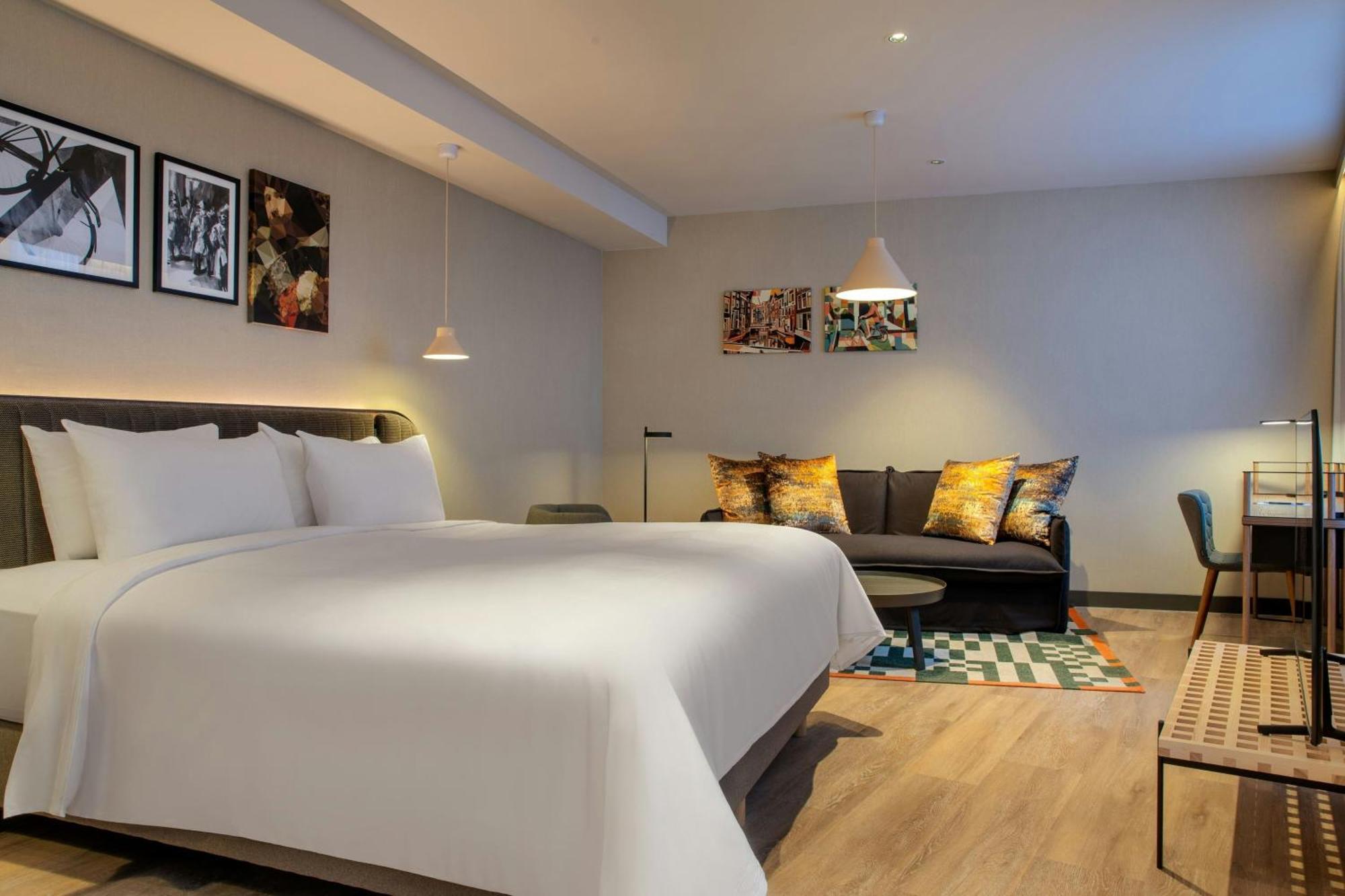 Deluxe King Room City View