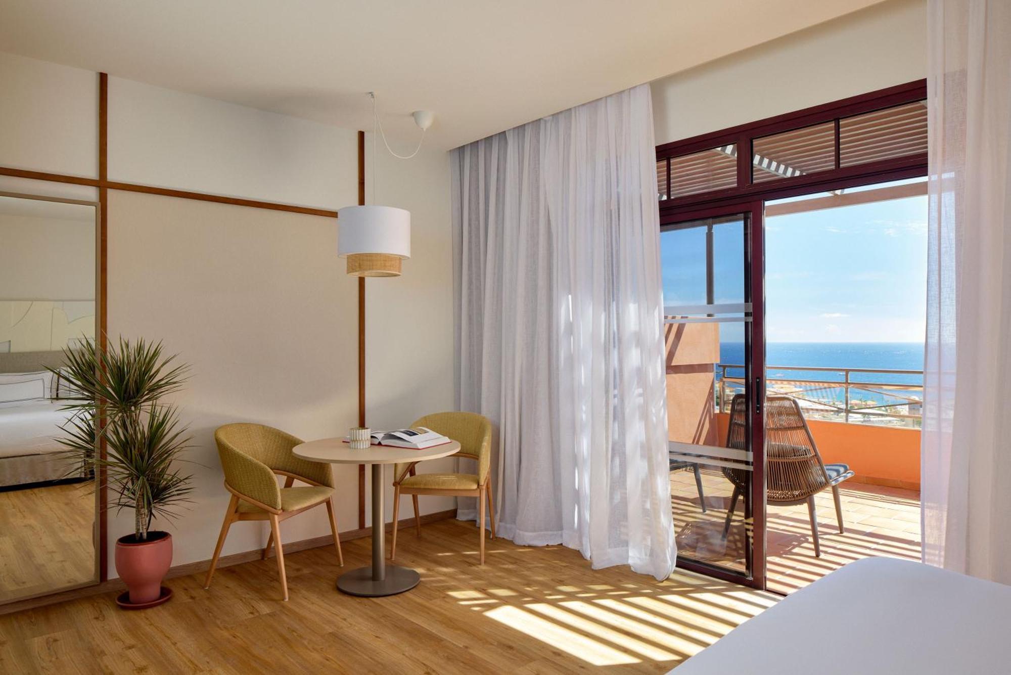 Apartament typu Suite The Level z wanną z hydromasażem i widokiem na ocean