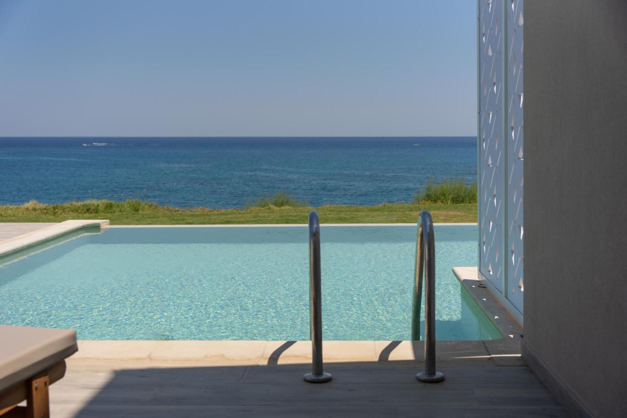 Double Deluxe Swim up Front Sea View