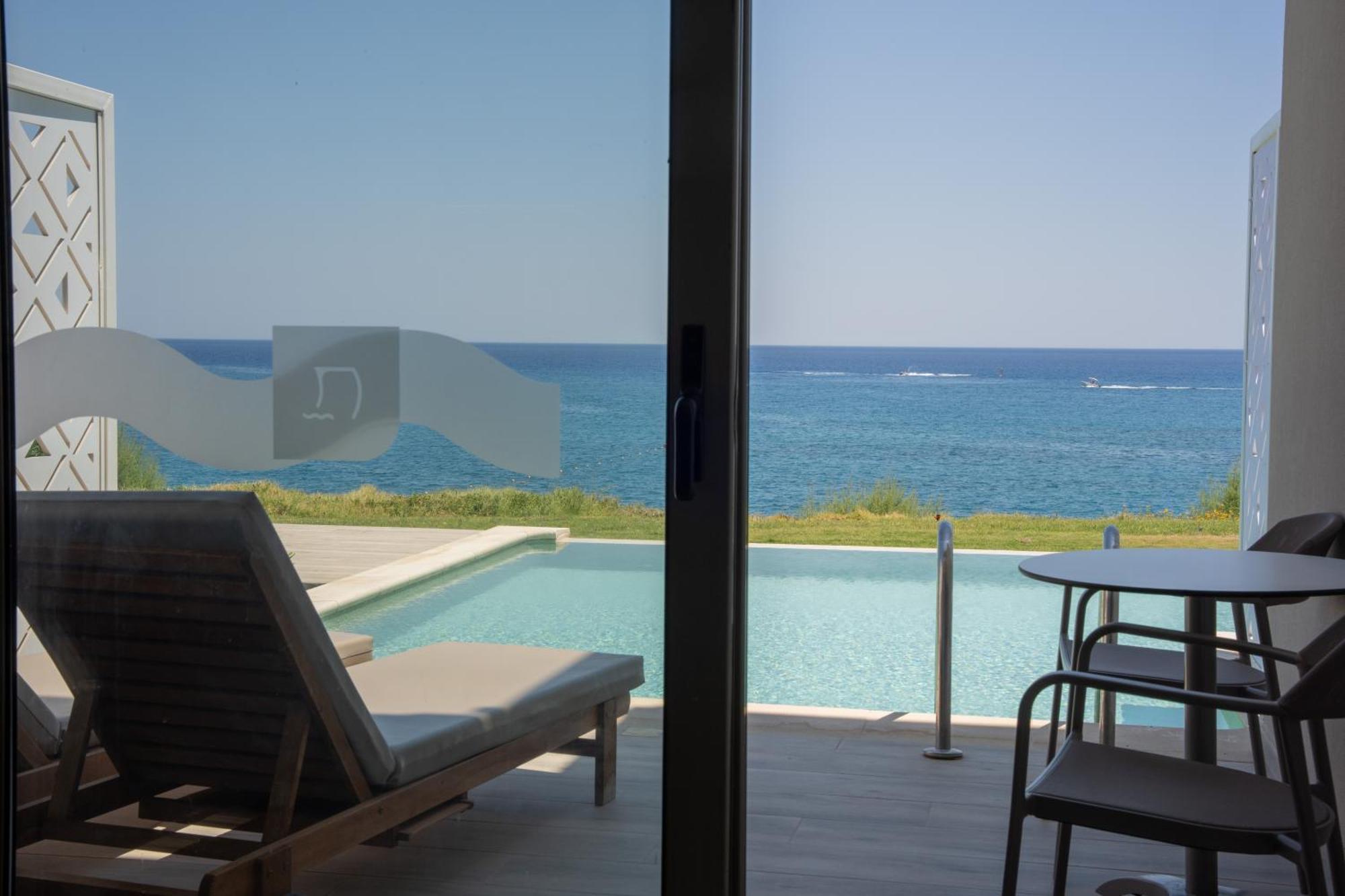 Double Deluxe Swim up Front Sea View