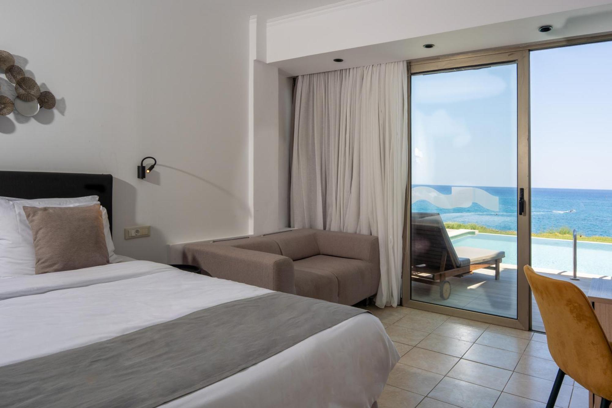 Double Deluxe Swim up Front Sea View