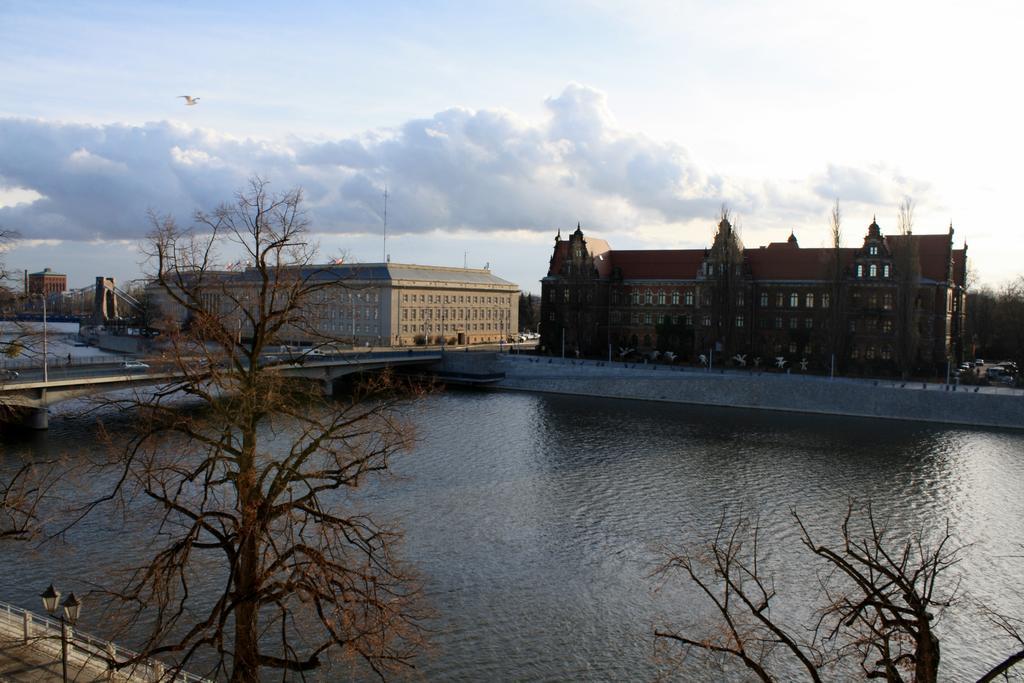 Family Room with River View,190323442:JPEG