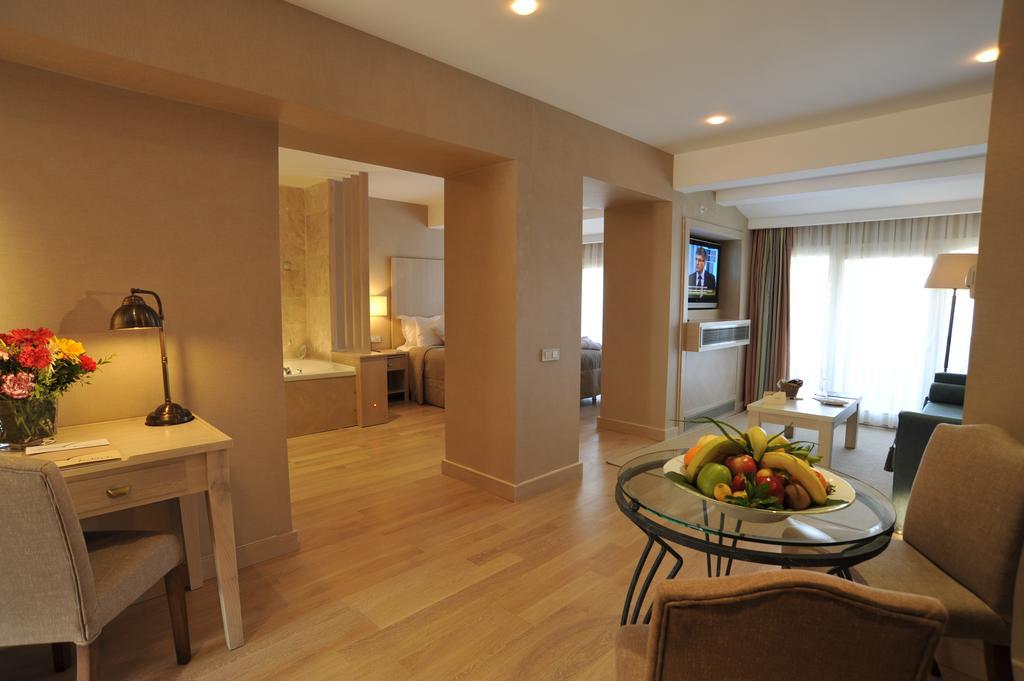 Suite with Pool View,817974104:JPEG