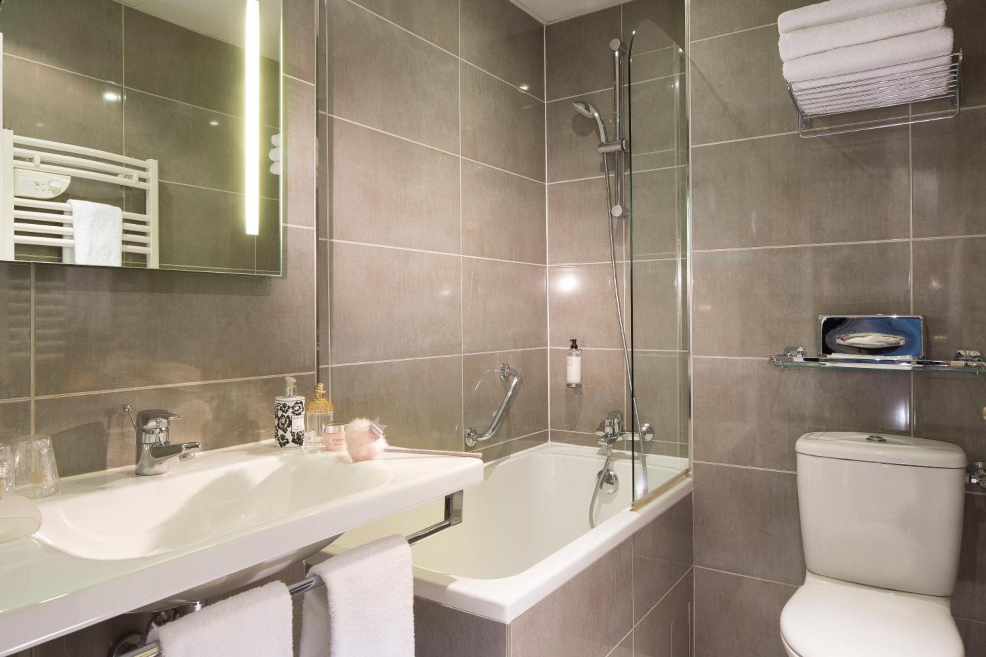 Superior Room One Queen One Single Bed