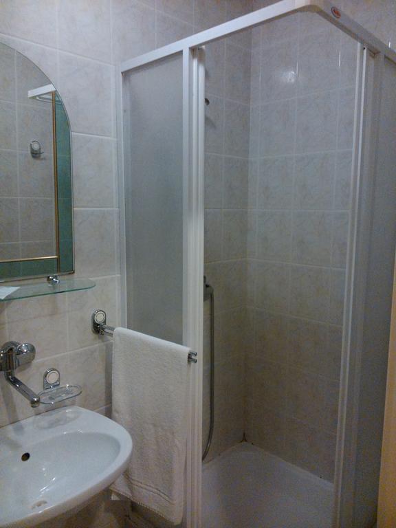 Single Room,221303117:JPEG