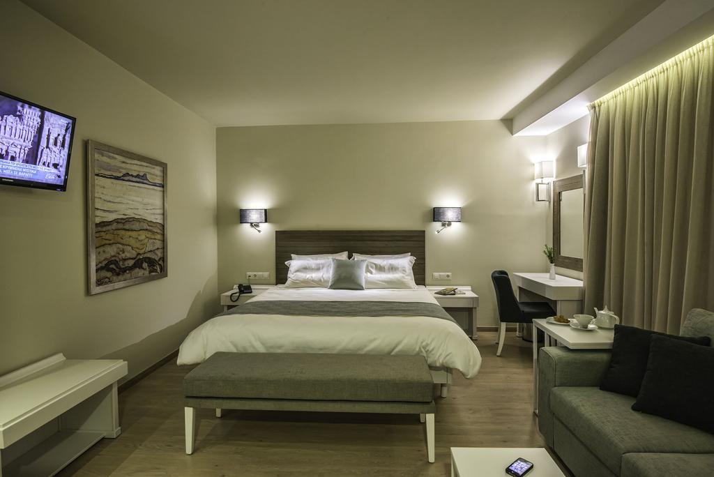 One-Bedroom Suite Sea View