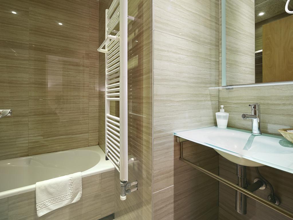 Double Room with Private Bathroom and Balcony,1353598747:JPEG