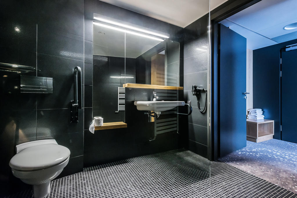 Family Room,250392233:JPEG