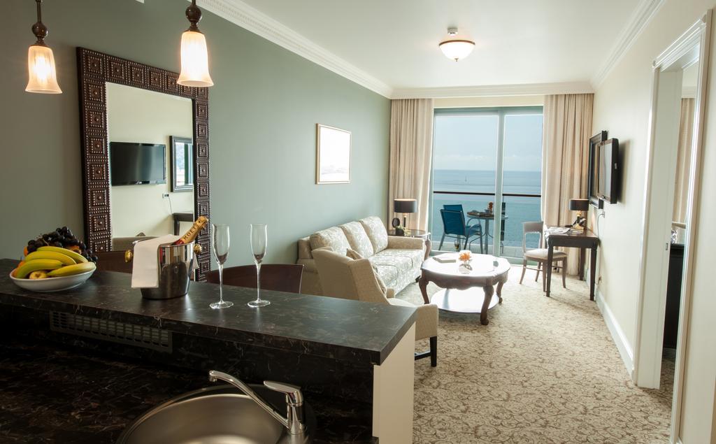 Deluxe King Suite Sea View Balcony