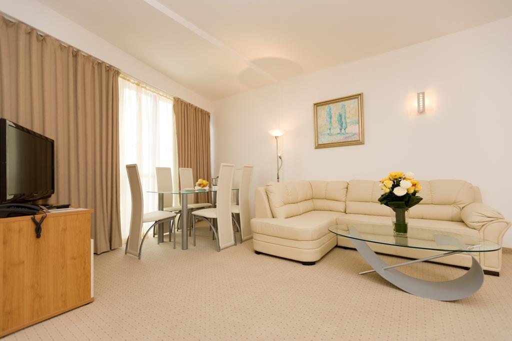 One-Bedroom Apartment,259398365:JPEG