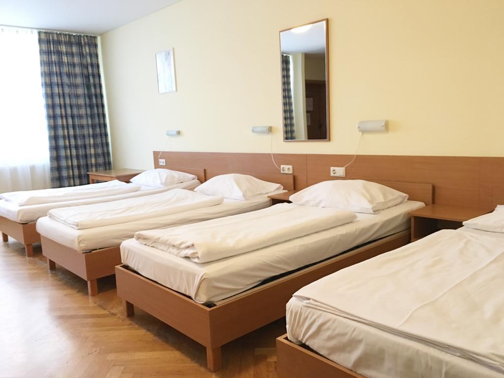 Quintuple Room