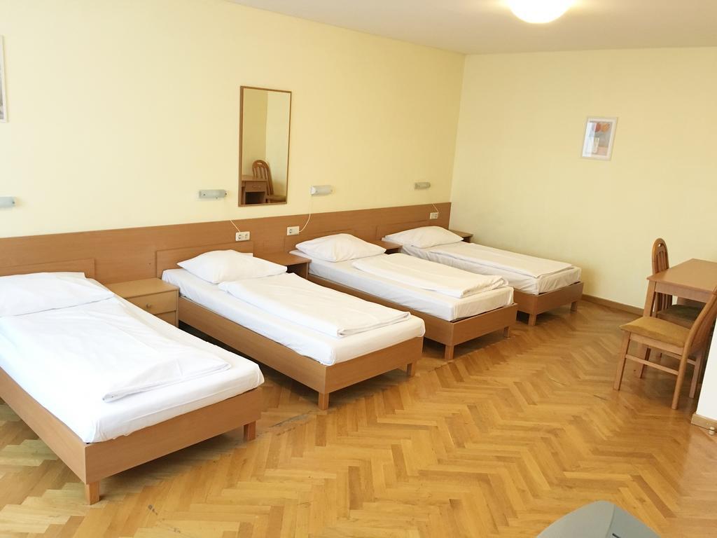 Quintuple Room