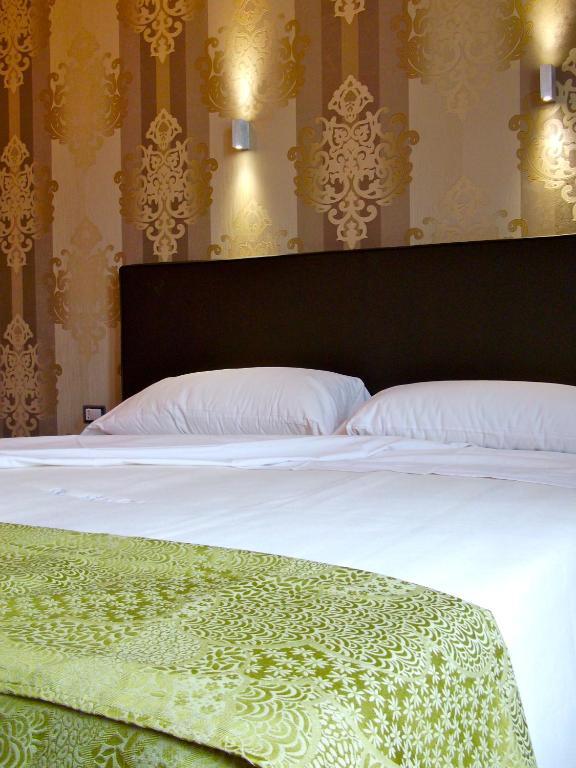 Two Connecting Rooms,1274610028:JPEG